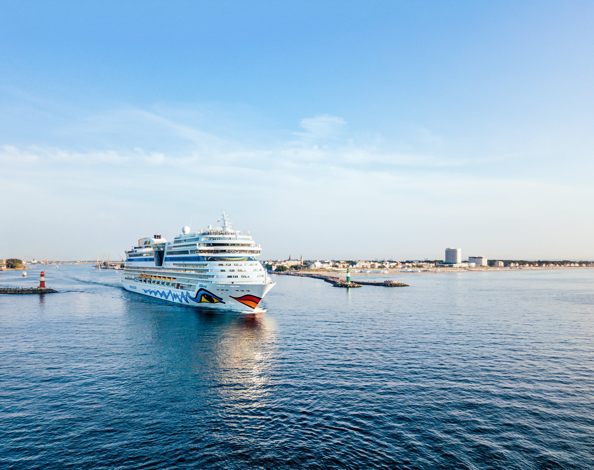 AIDA Kreuzfahrtschiff beim Auslaufen in Warnemünde