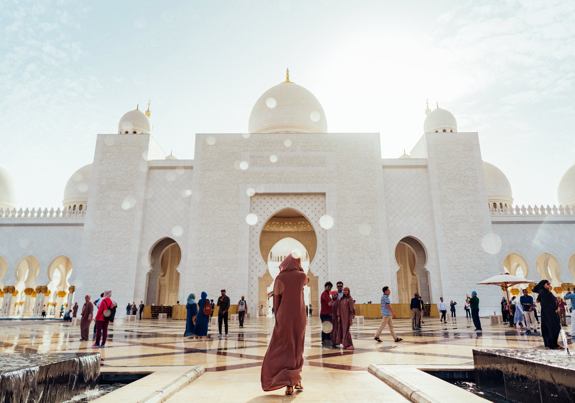 Menschen vor der Scheich-Zayid-Moschee