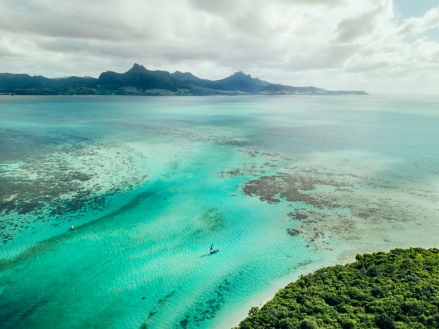 Luftbild einer Lagune mit tükisem Wasser