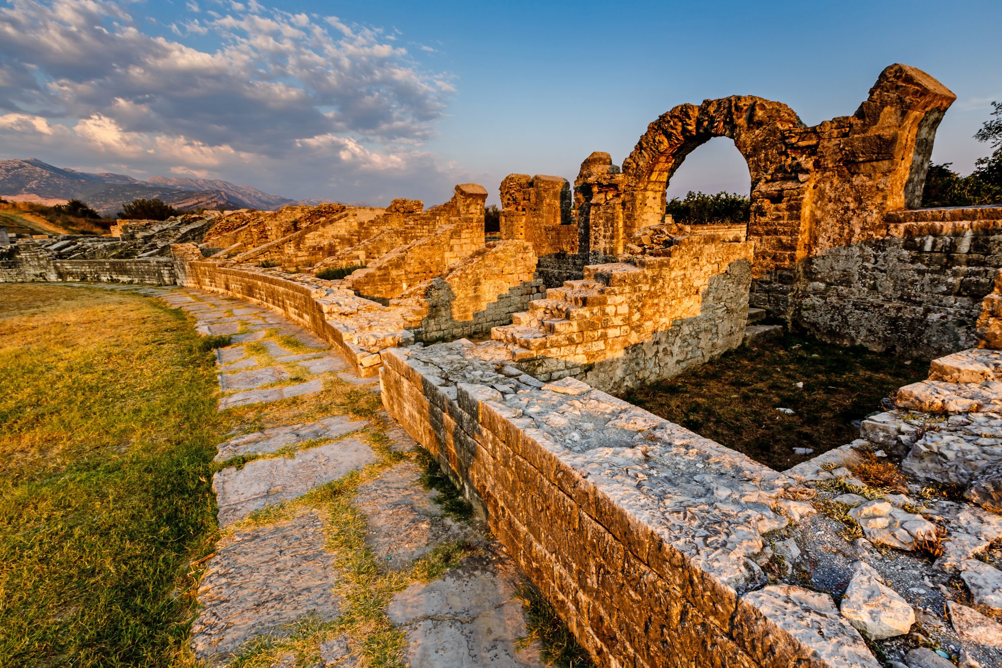 Ruinen eines Ampitheaters in der Altstadt von Salona nahe Split in Kroatien.