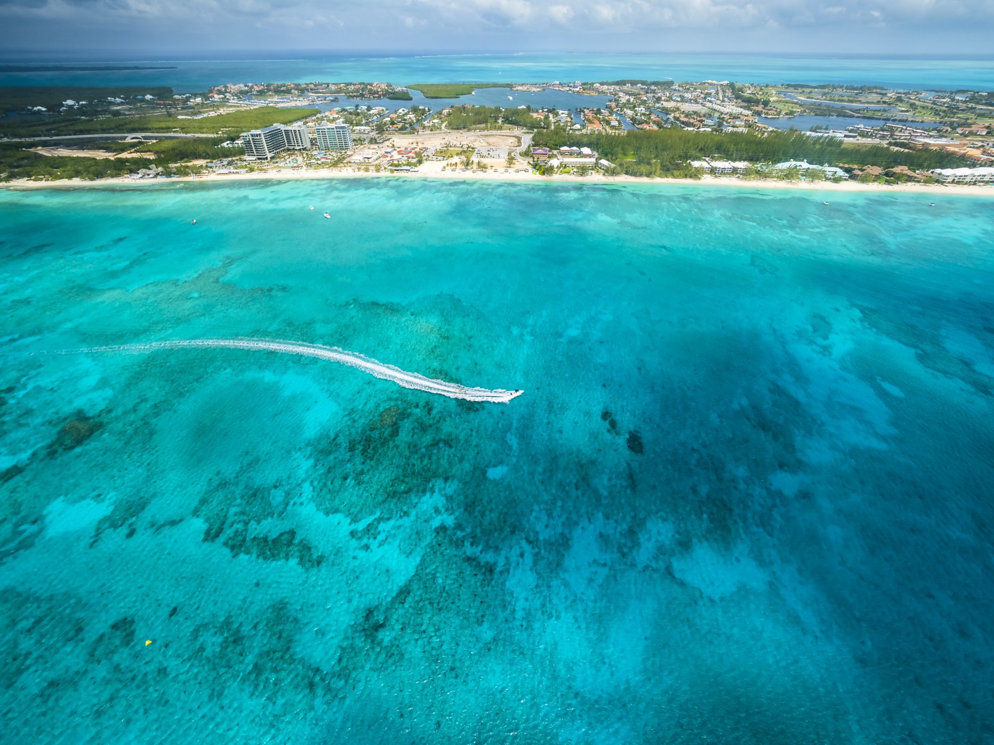 Flug über George Town und den Seven Miles Beach, Luxus Hotels und Appartements,  George Town, Grand Cayman, Cayman Islands, Karibik