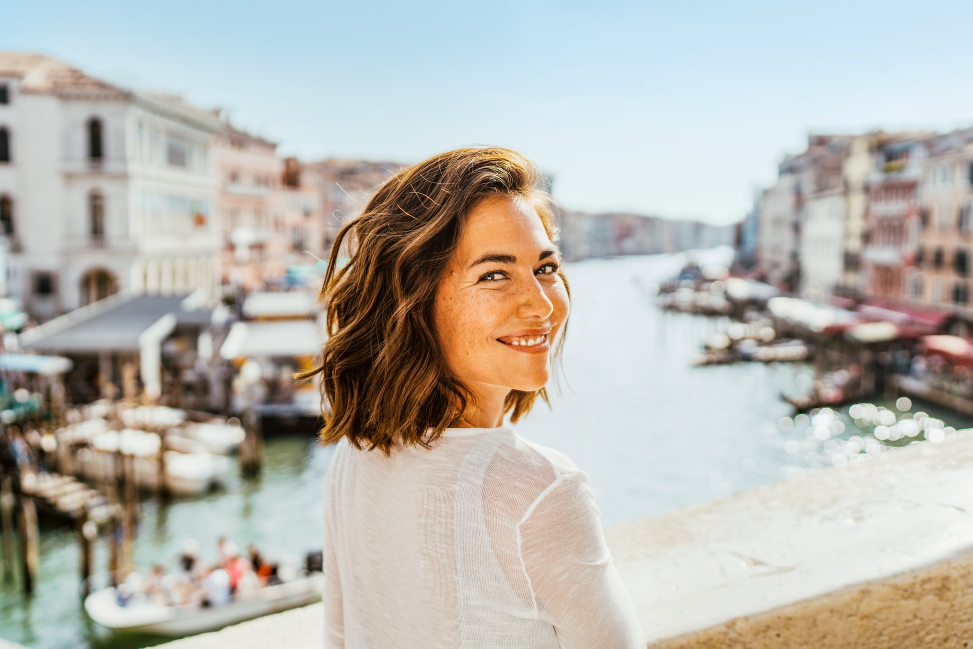 Frau auf der Rialto Brücke in Venedig