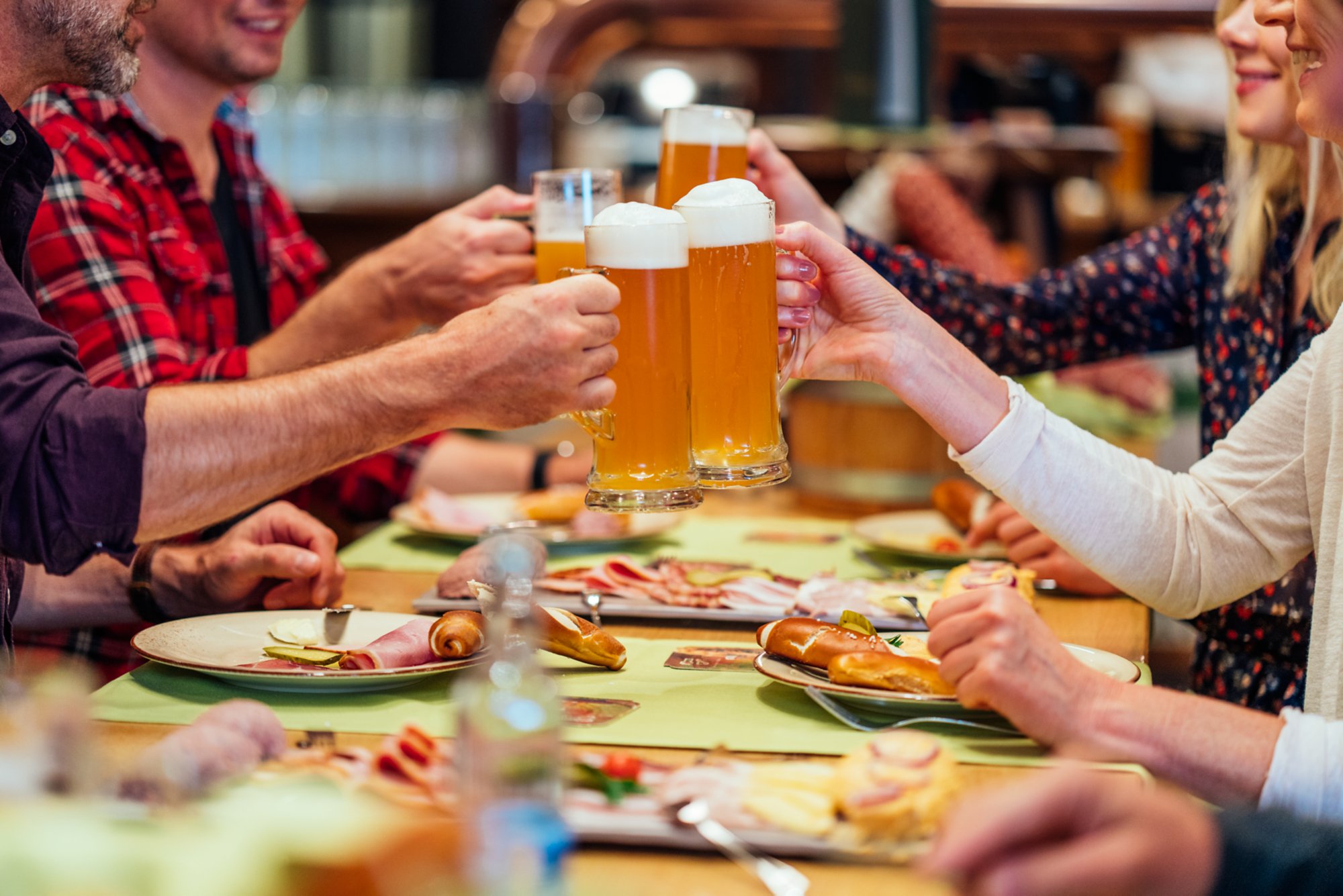 Anstoßen beim Abendbrot im Brauhaus