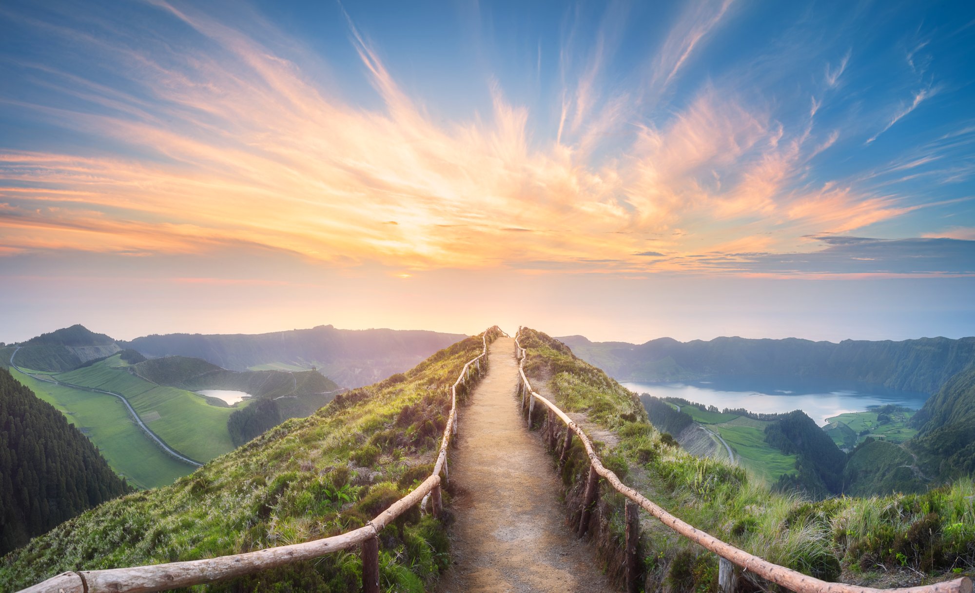 Mountain landscape with hiking trail and view of beautiful lakes Ponta Delgada, Sao Miguel Island, Azores, Portugal.; Shutterstock ID 1065242801; Kunde (Pflichtfeld): -; Projekt (Pflichtfeld): -