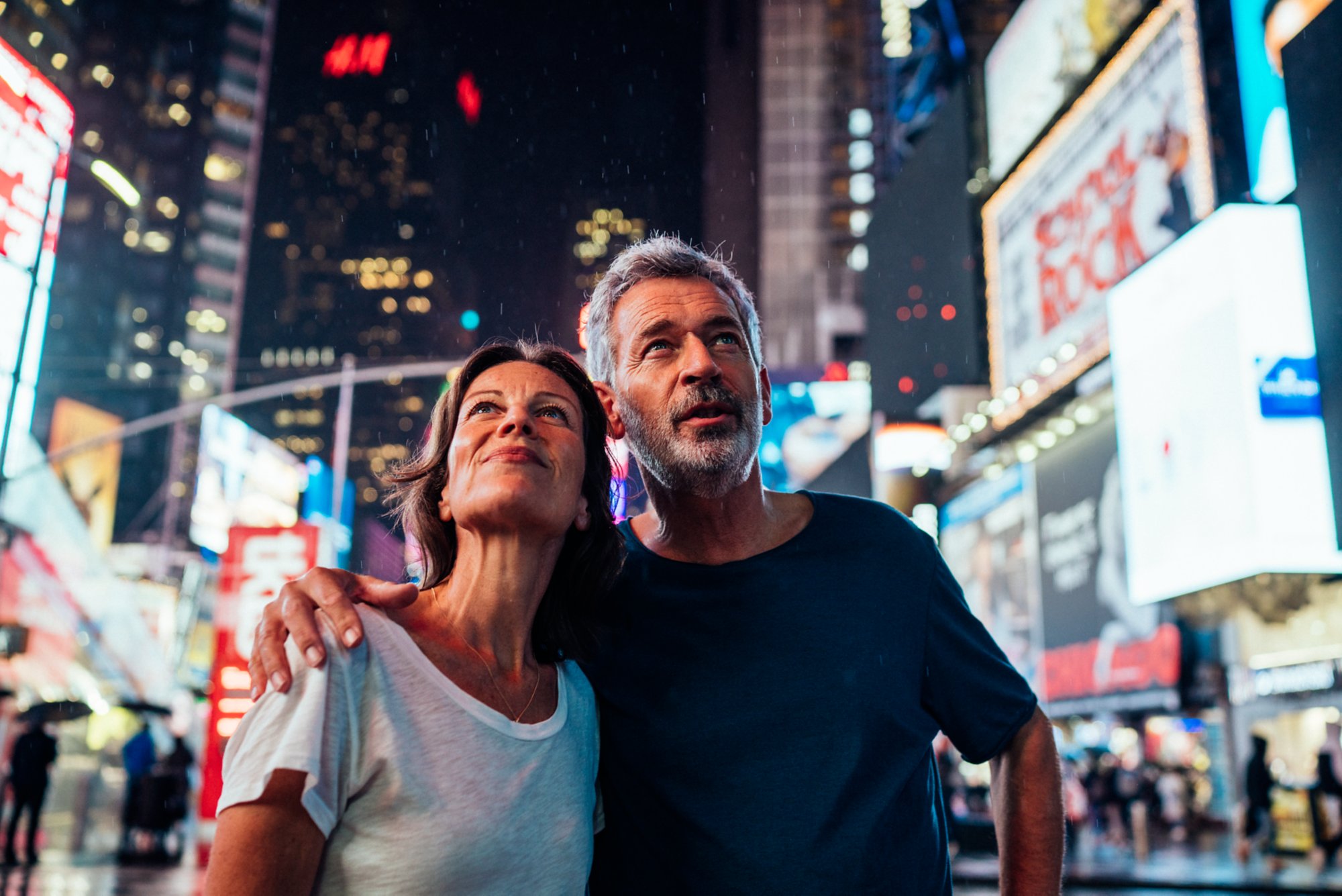 Paar spaziert bei Nacht am Times Square