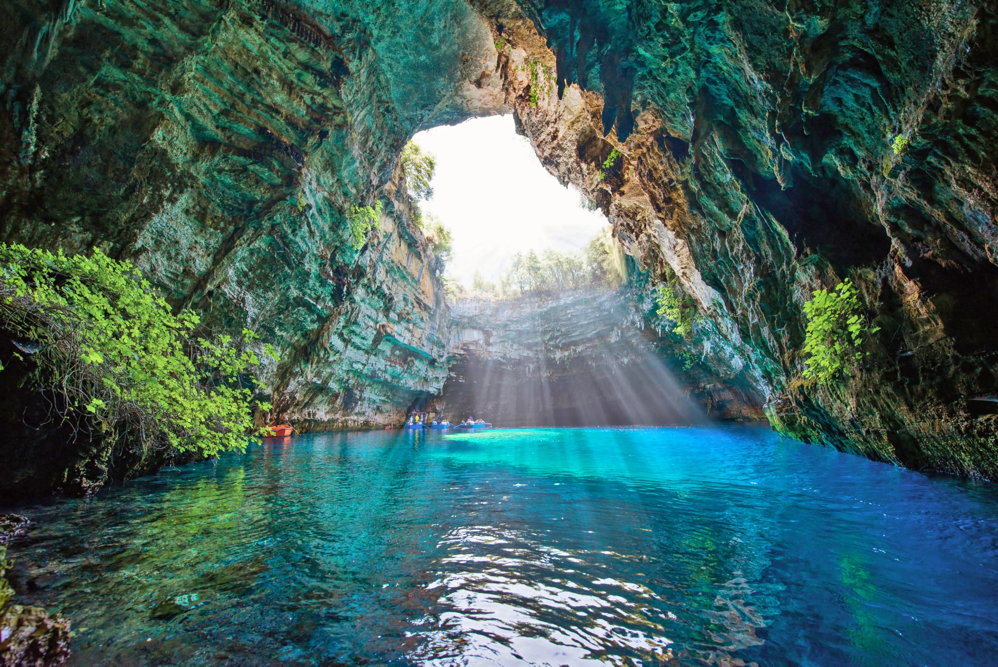 Die Melissani-Höhle auf der griechischen Mittelmeerinsel Kefalonia ist ein Must-See.​