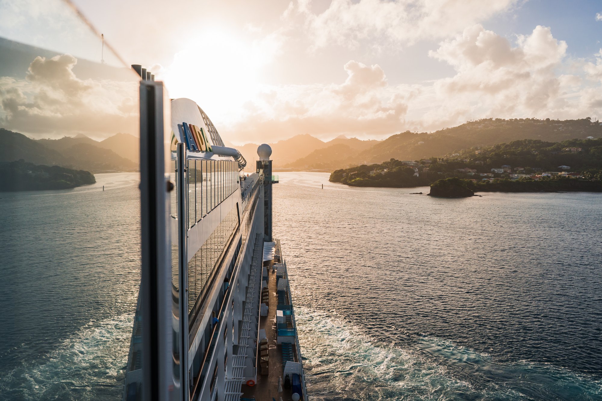 AIDAperla vor Castries auf St. Lucia