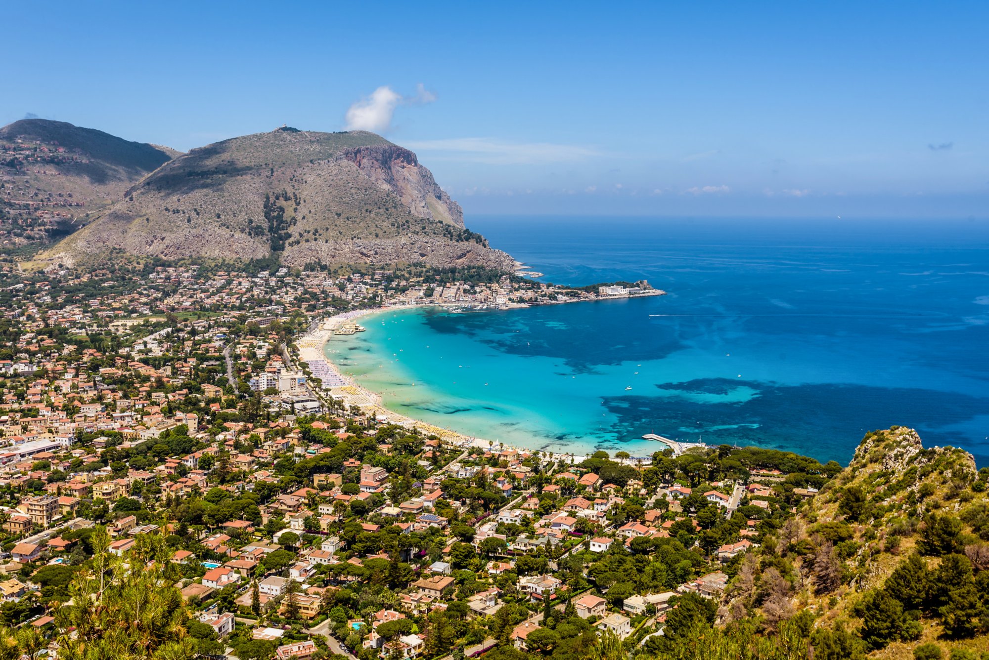 Mondello Beach in Palermo auf Sizilien ist ein beliebter Strand.