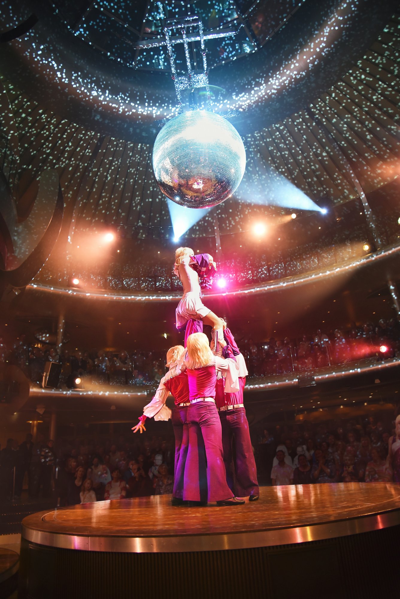 Tänzer und Diskokugel im Theatrium