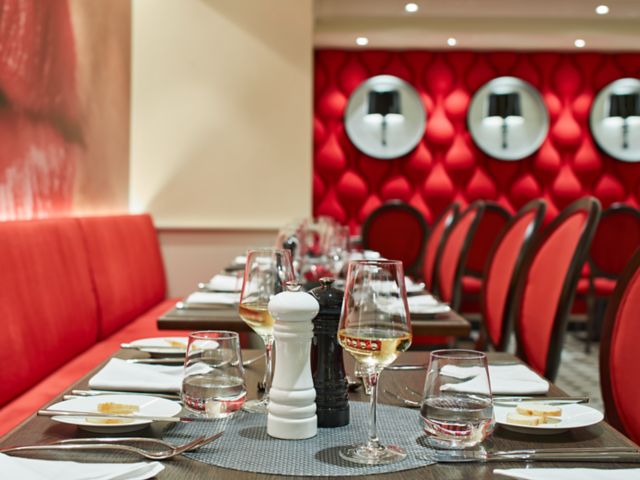 Gedeckter Tisch im French Kiss — Die Brasserie