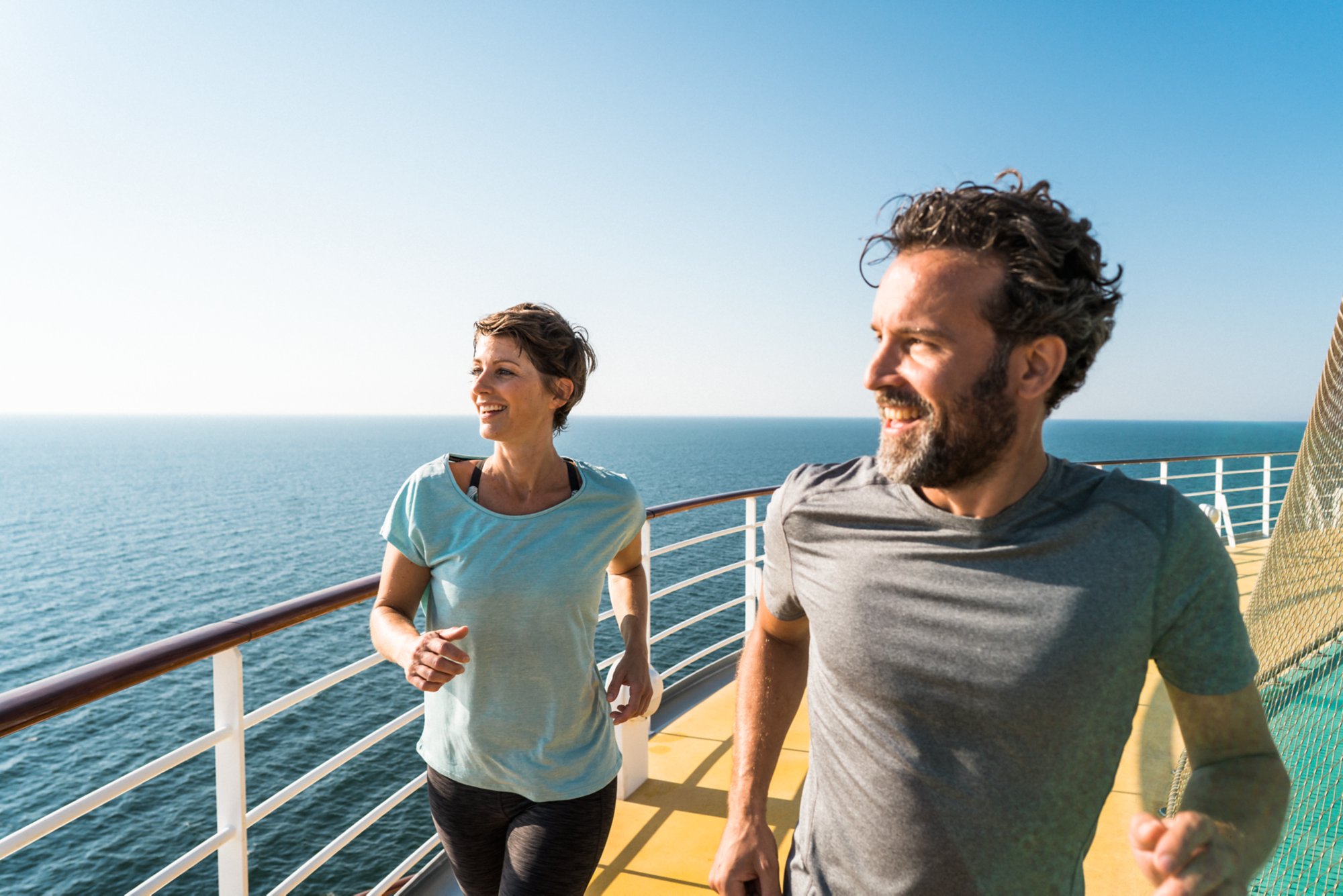 Mann und Frau beim Joggen an Deck der AIDA