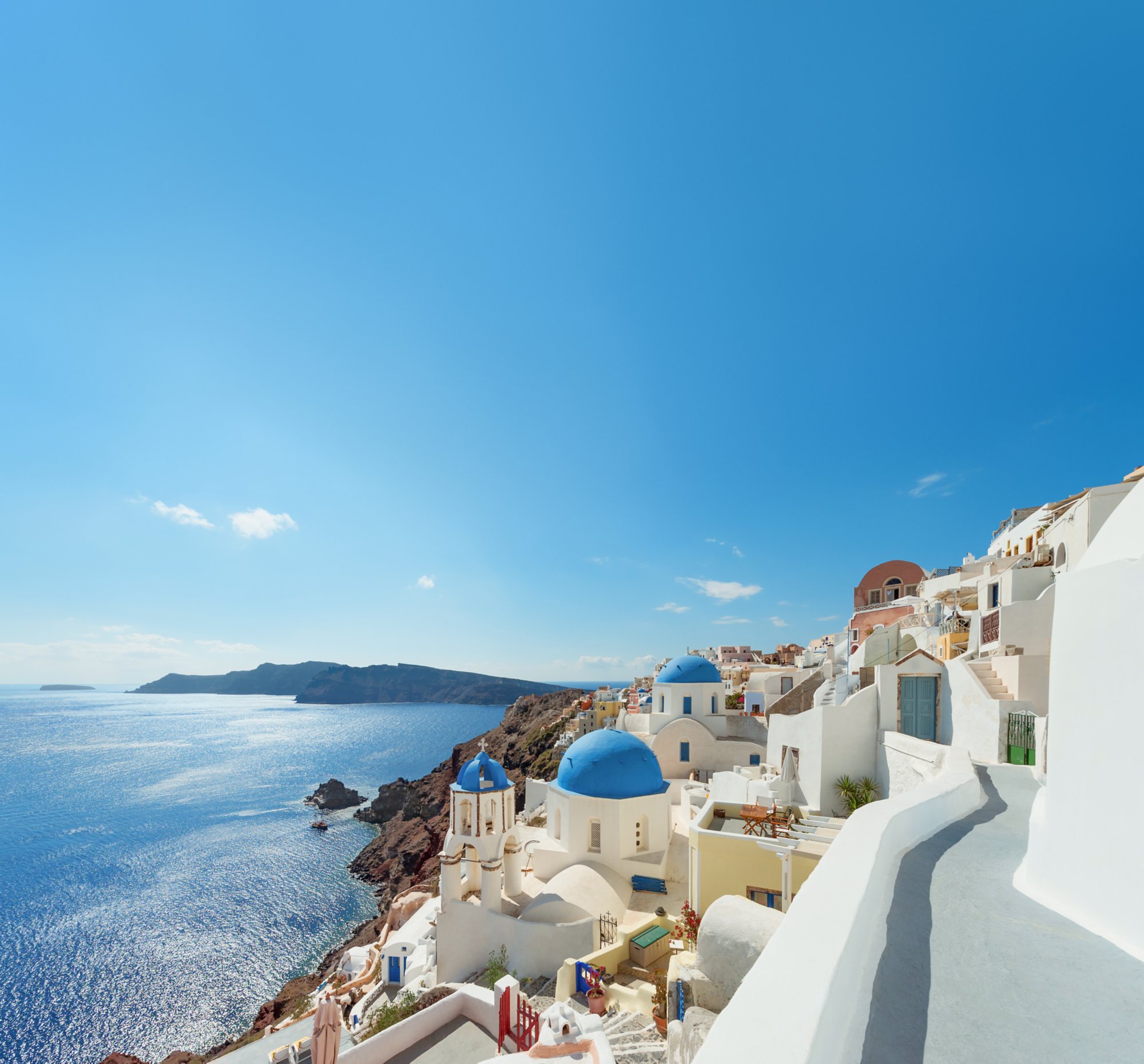 Blaue Kuppeln auf Santorin in Griechenland