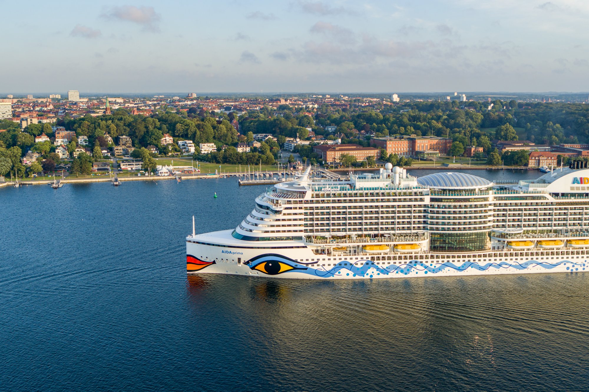 AIDAprima in Kiel