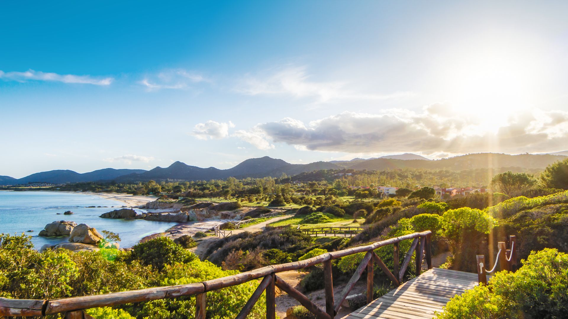 Kristalllare Buchten und sommerliches Wetter auf Sardinien.