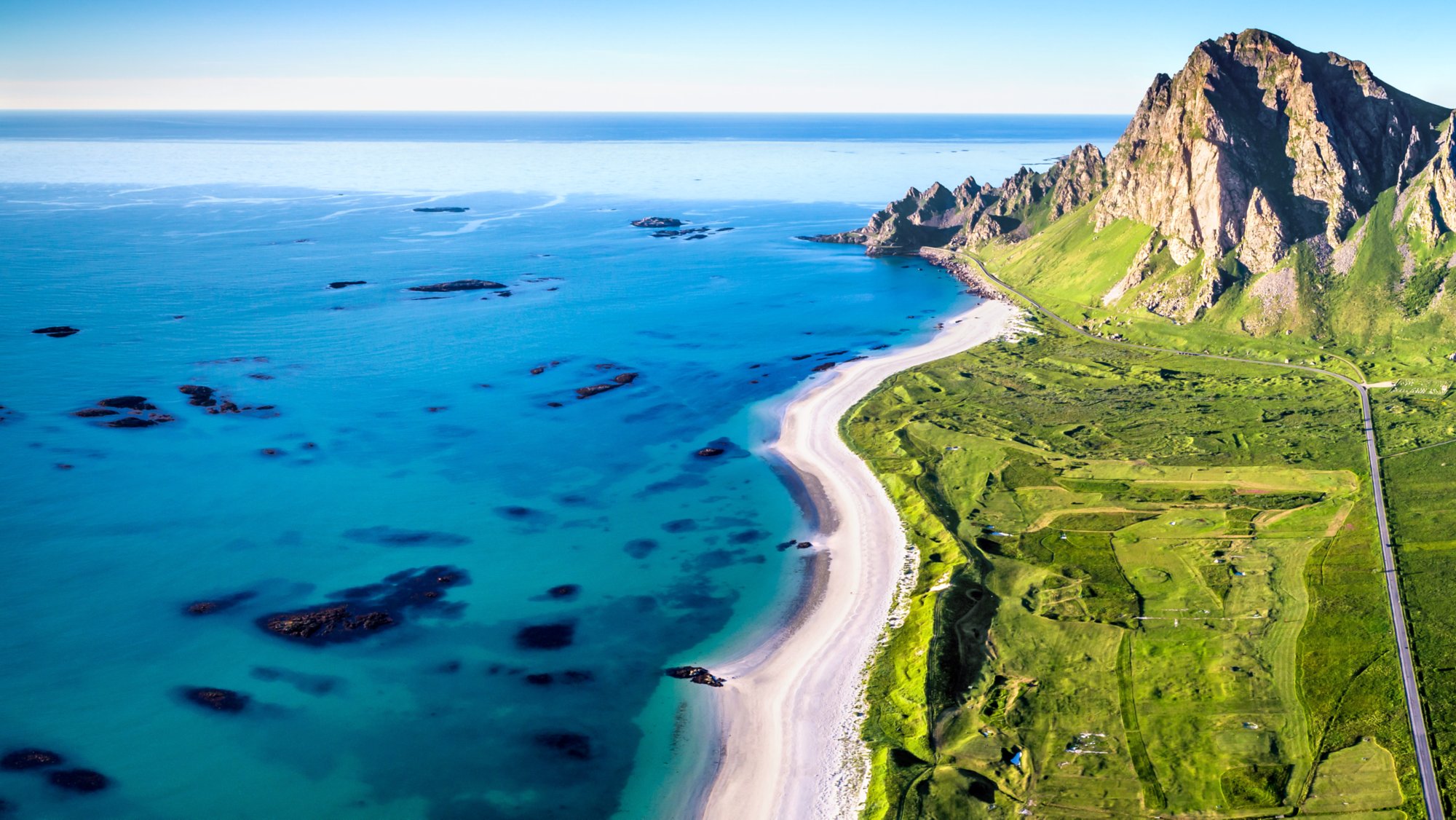 Luftaufnahme des Strandes von Bleik auf der Insel Andøya in Norwegen