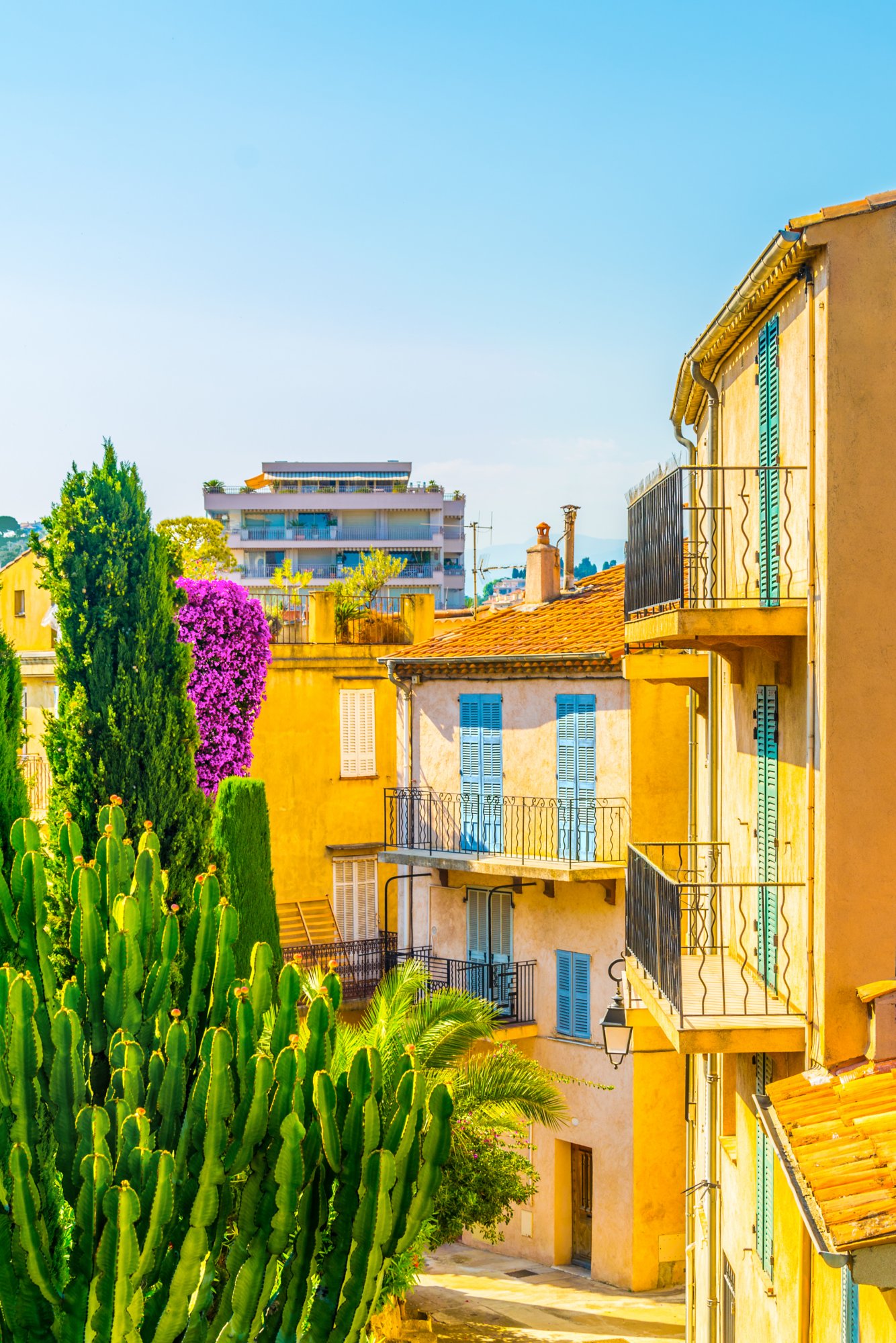 Eine schmale Gasse in Cannes, einem beliebten Reiseziel in Frankreich.​