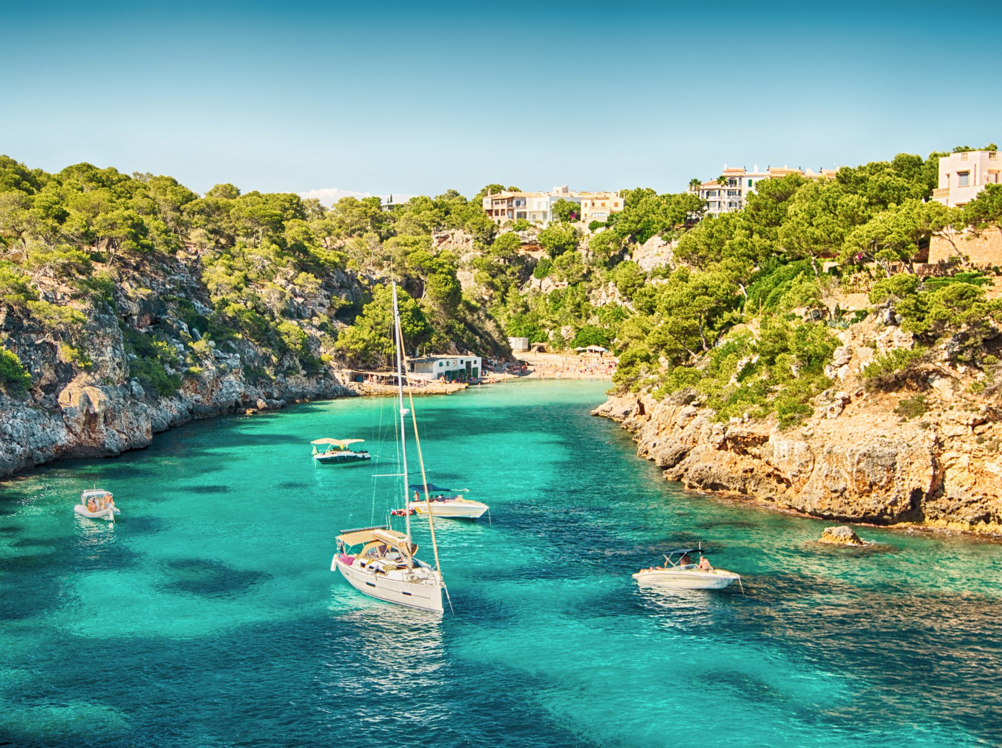 In this photo you can see the blue sea of Majorca with some recreative boats.