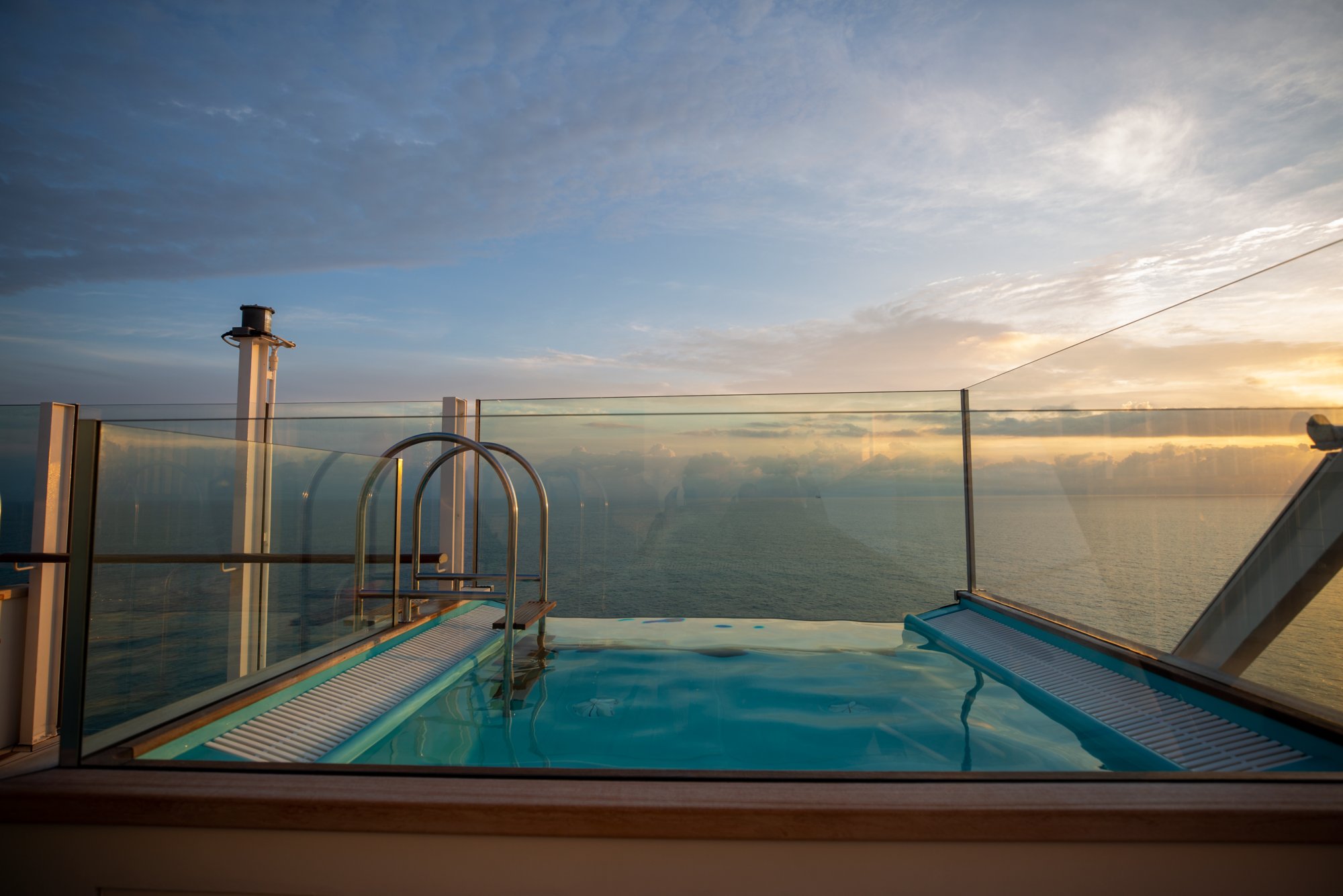 Infinity Pool mit Blick auf das Meer