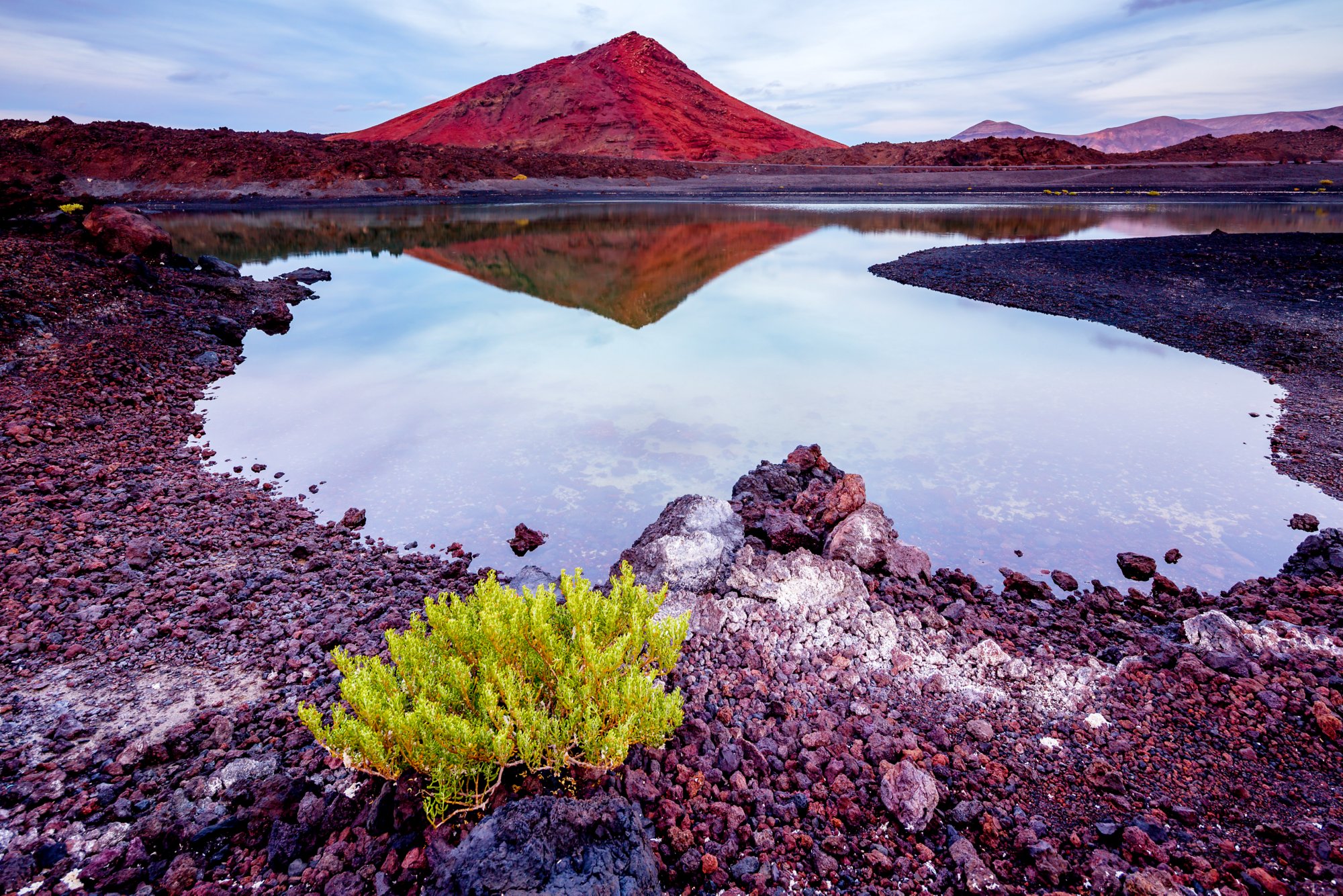 Besonders auf Lanzarote und Fuerteventura sind die Landschaften durch vulkanisches Gestein geprägt. 