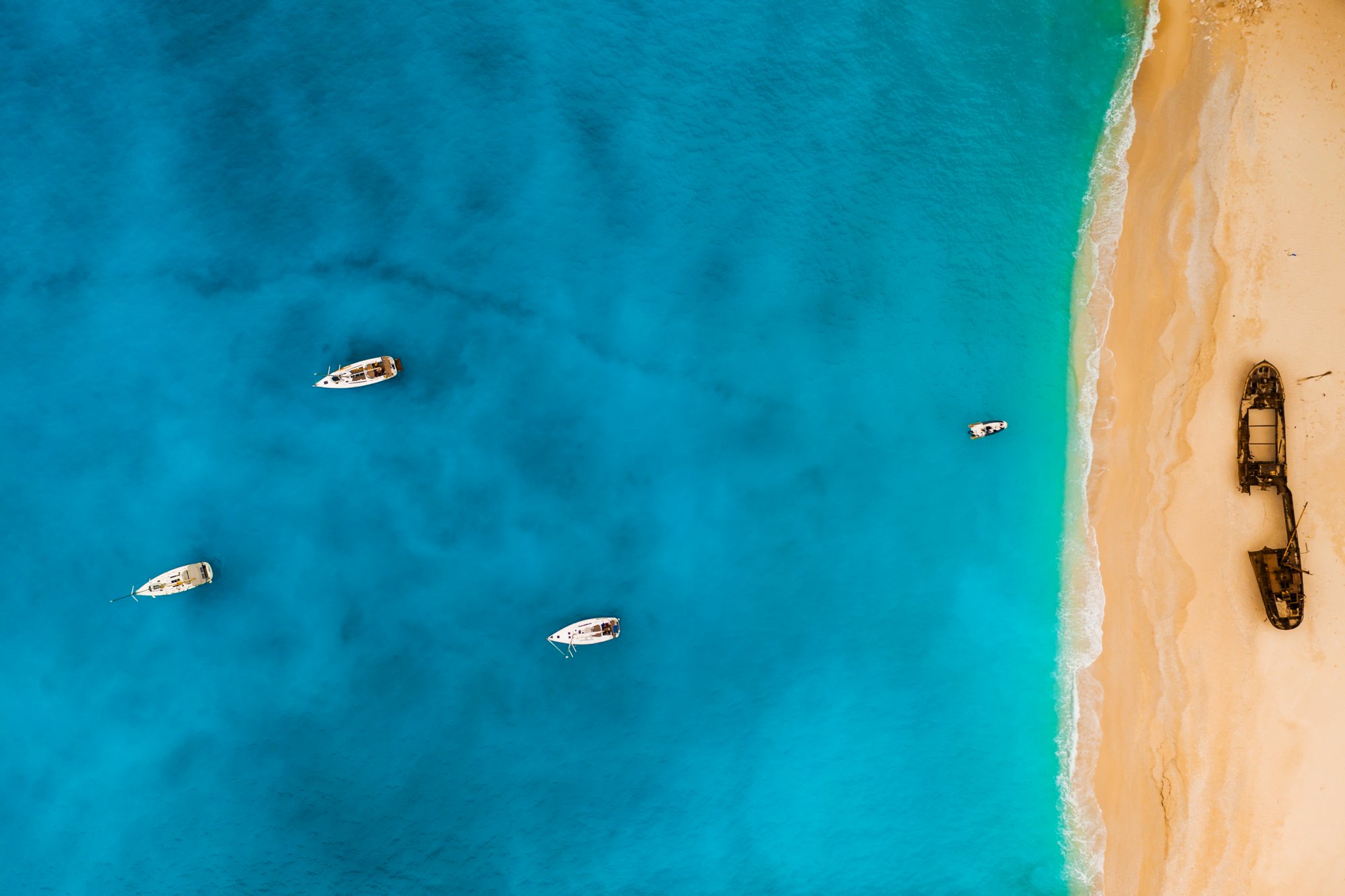 Blick auf den Strand und azurblaues Meer im westlichen Mittelmeer.