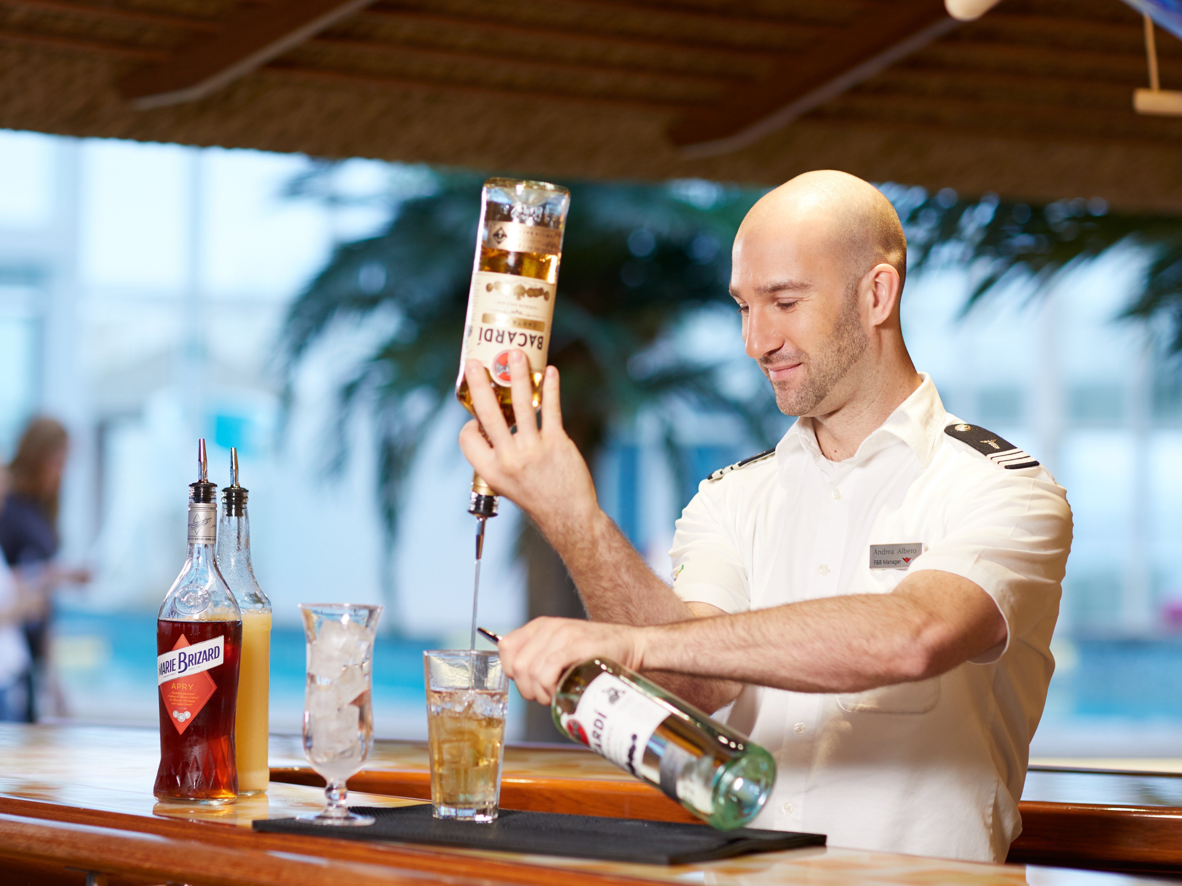 Barkeeper bei der Cocktail Zubereitung
