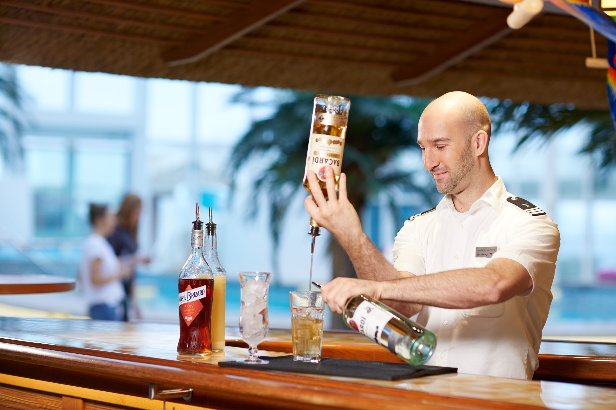 Barkeeper bei der Cocktail Zubereitung