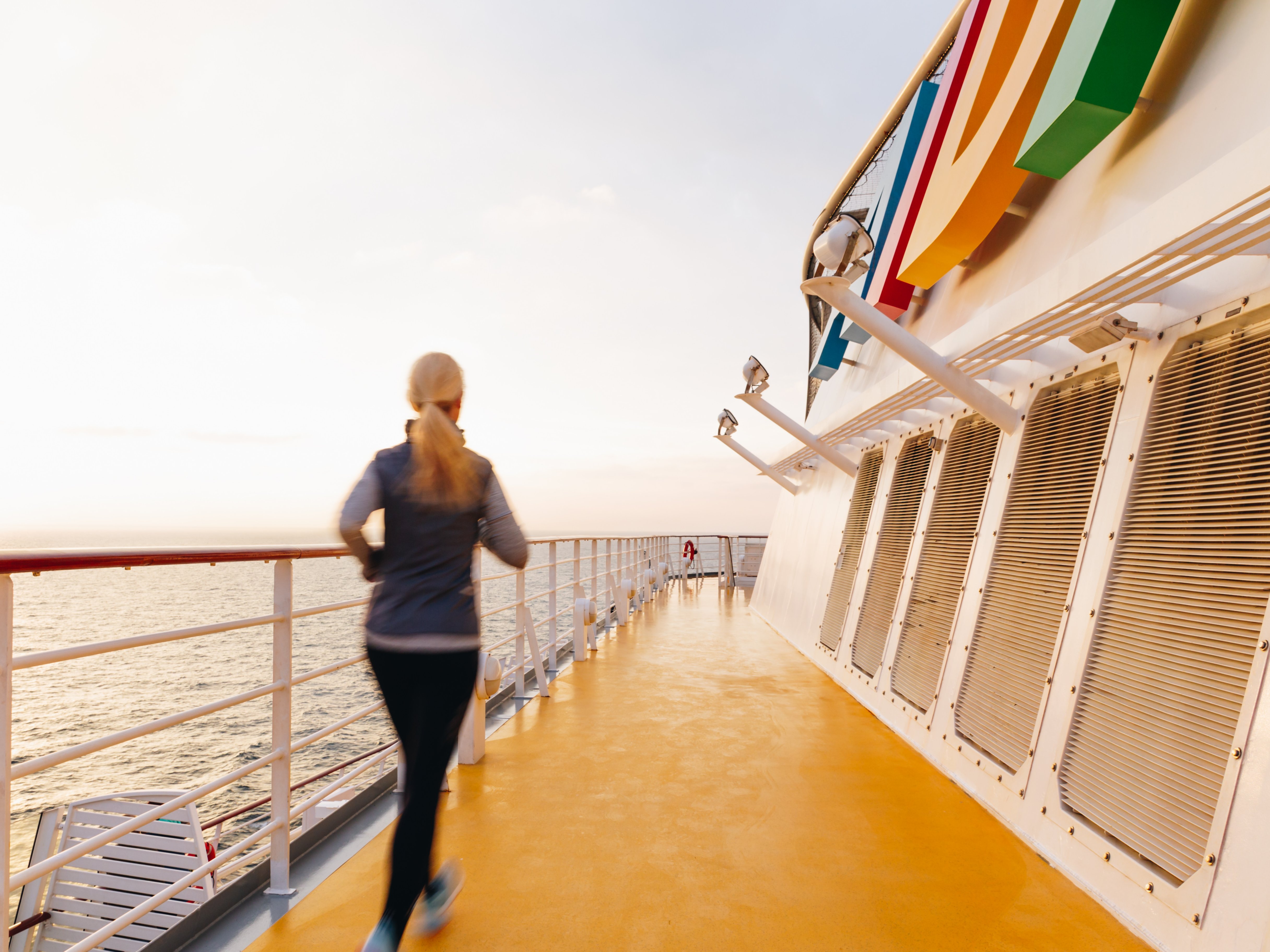 Frau beim Joggen auf dem Sportaußendeck