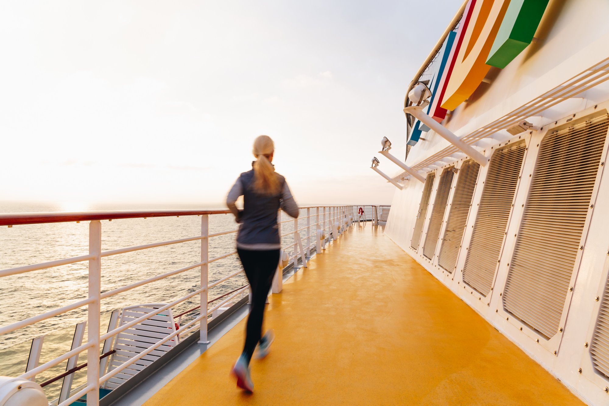 Frau beim Joggen auf dem Sportaußendeck