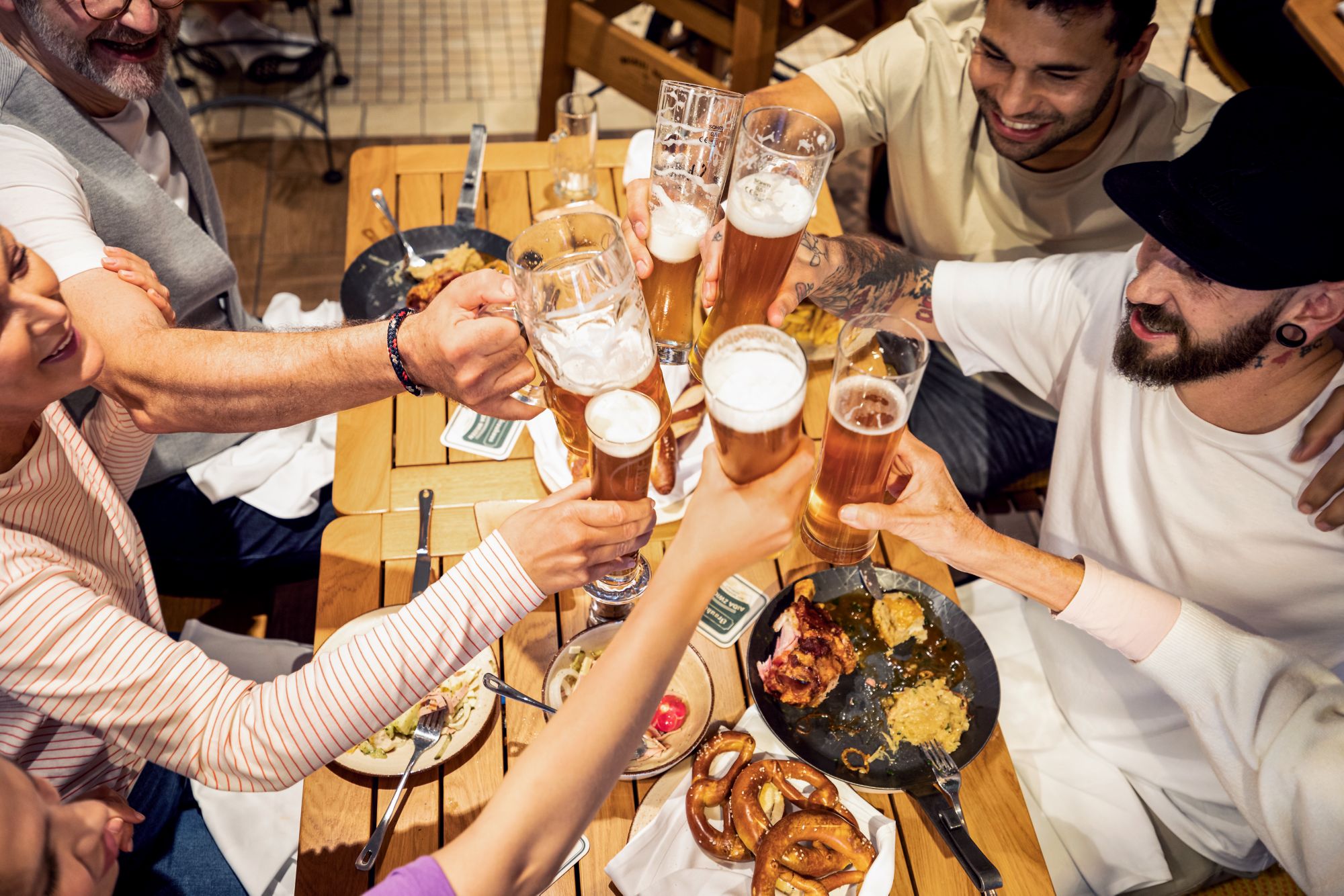 Brezel und Lebkuchenherz mit Aufschrift “Mordsgaudi” und Bierkrügen