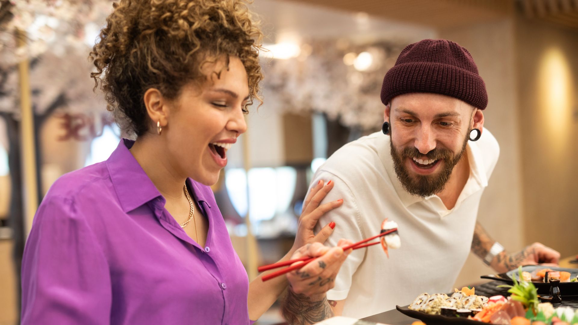 Lernen Sie bei einem Workshop, wie man Sushi macht.