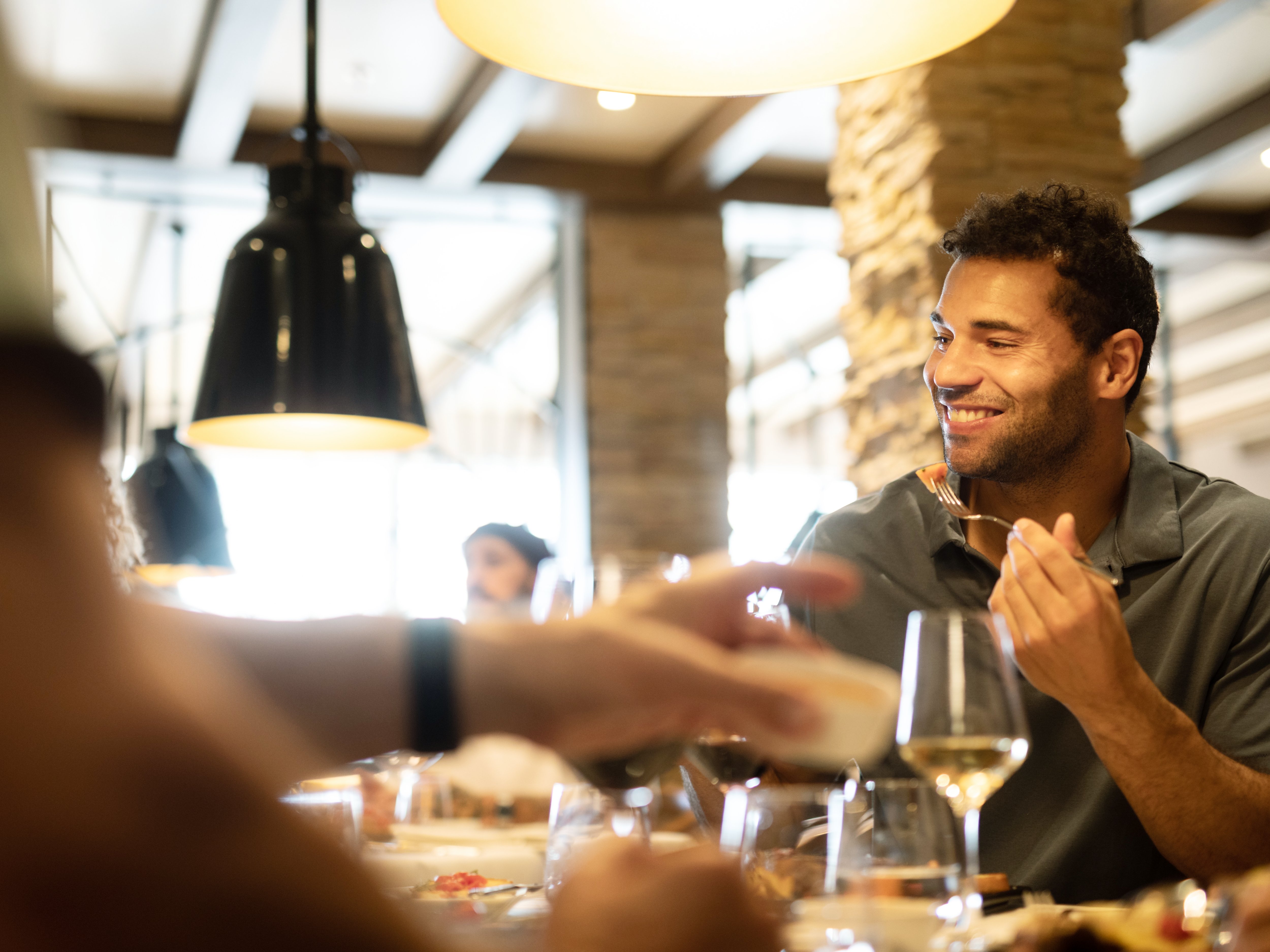 Mann beim Essen mit Wein
