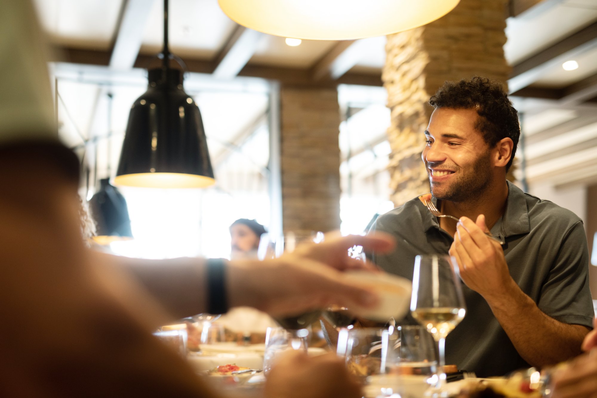 Mann beim Essen mit Wein