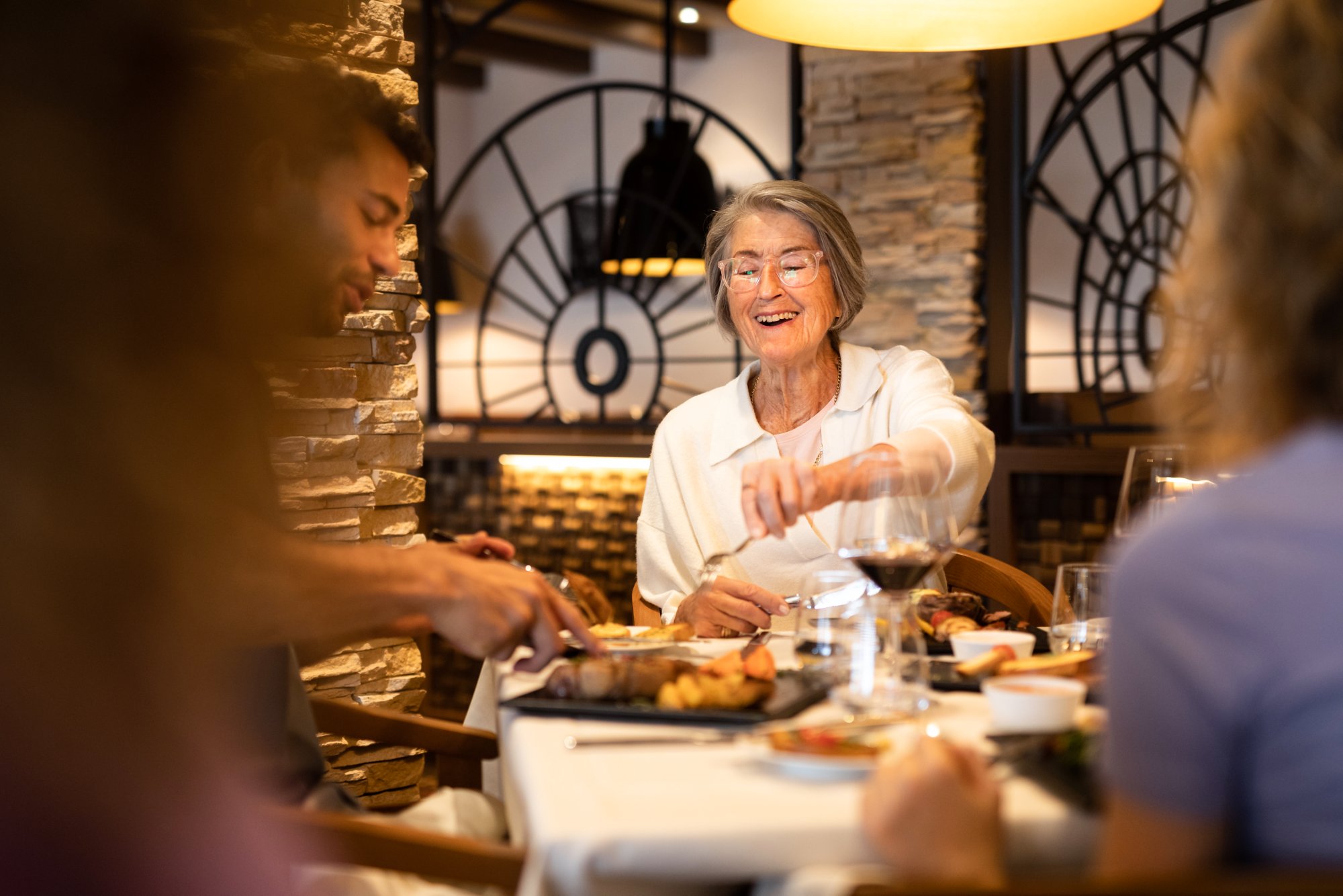 Familie genießt die Gemeinsamkeit beim Essen