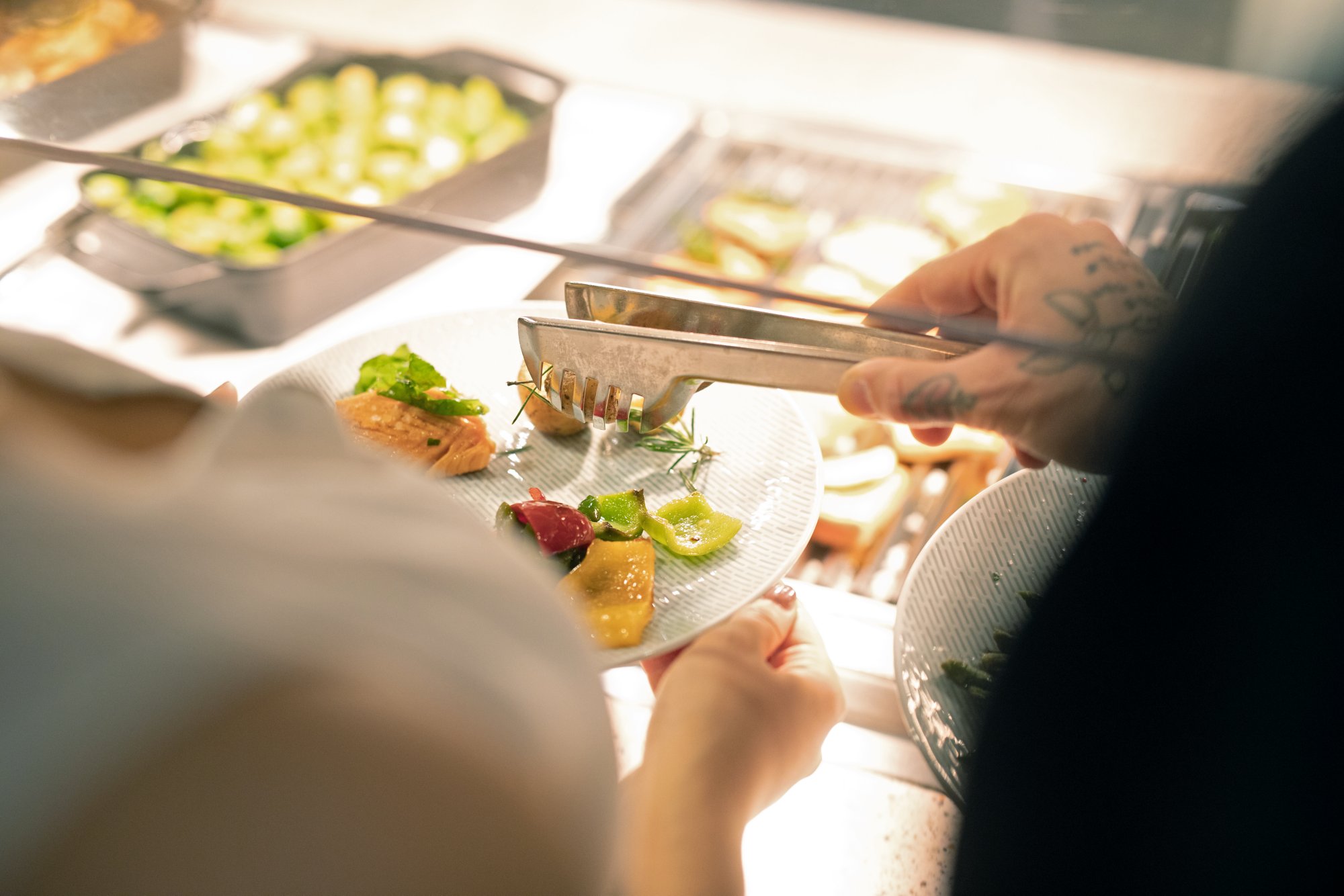 Das großzügige Buffet-Restaurant am Heck