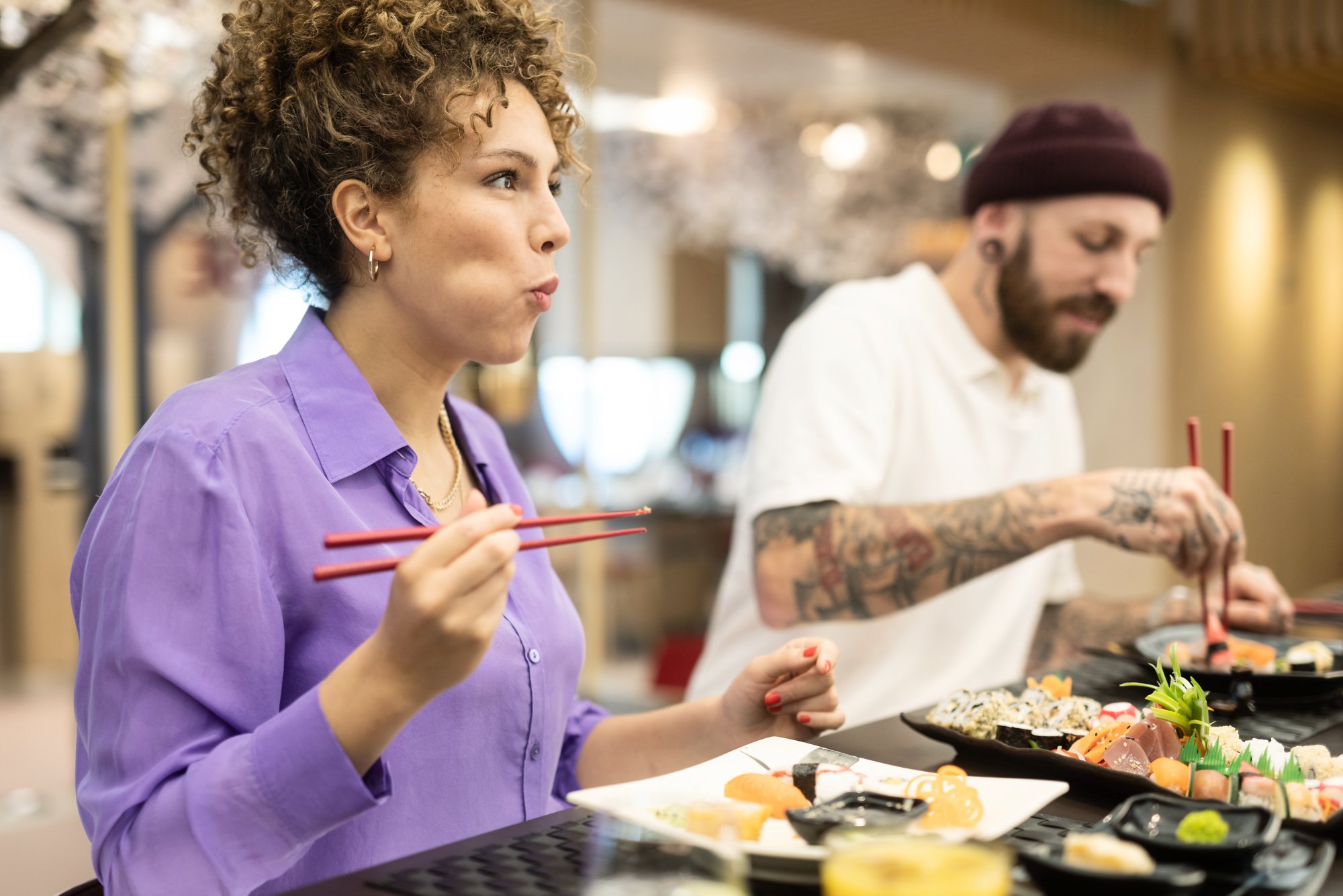 Ein Paar beim Sushi Essen auf AIDA