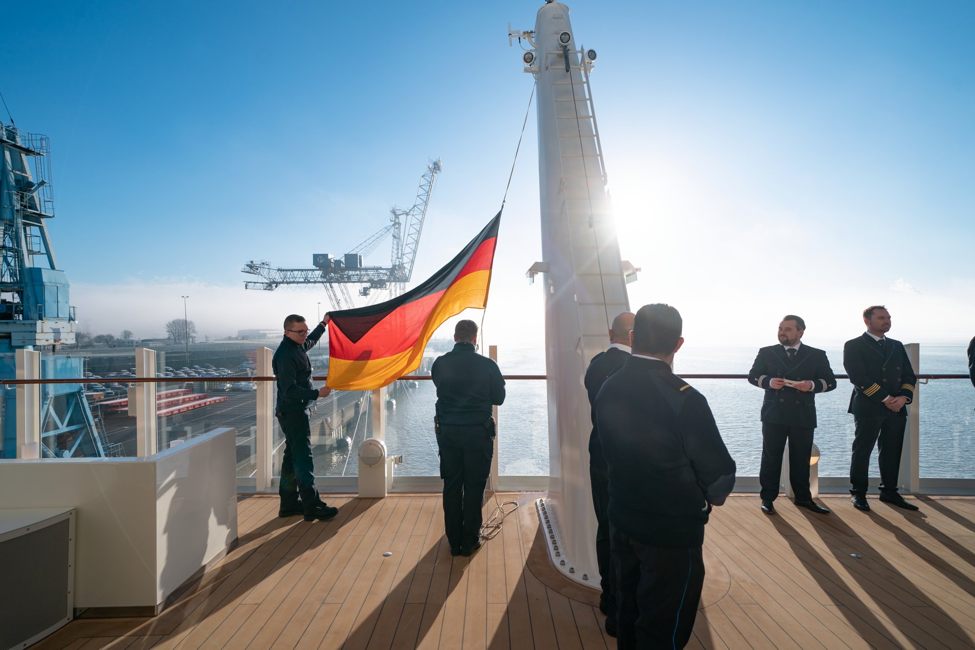 image 2Crew Mitglieder hissen die Deutschlandflagge