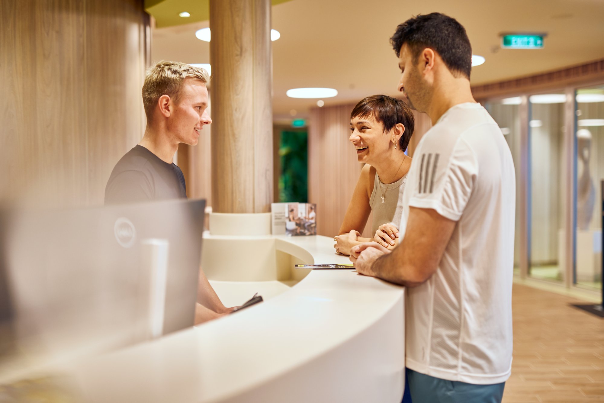 AIDA Crew berät ein Paar im Fitness Studio