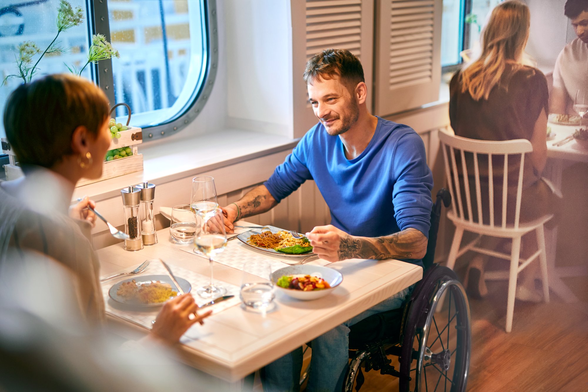 Paar genießt gemeinsames Essen am Tisch