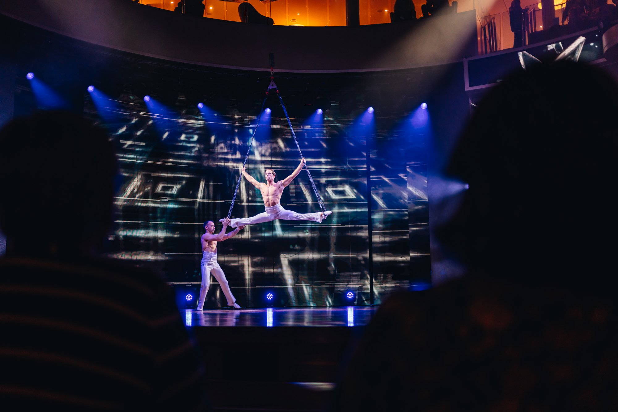 2 Akrobaten bei einer Bühnenshow im Theatrium