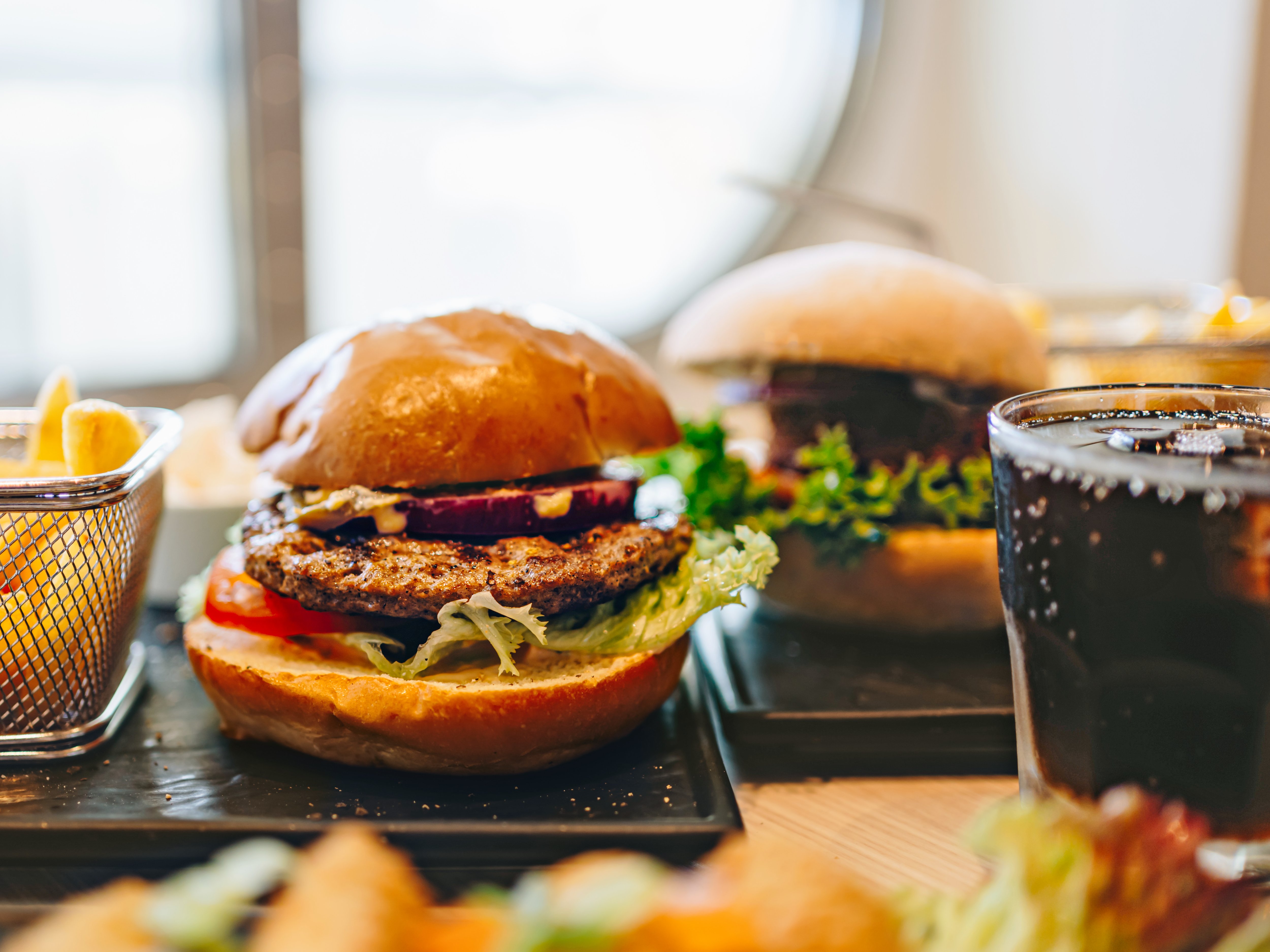 Burger und Pommes