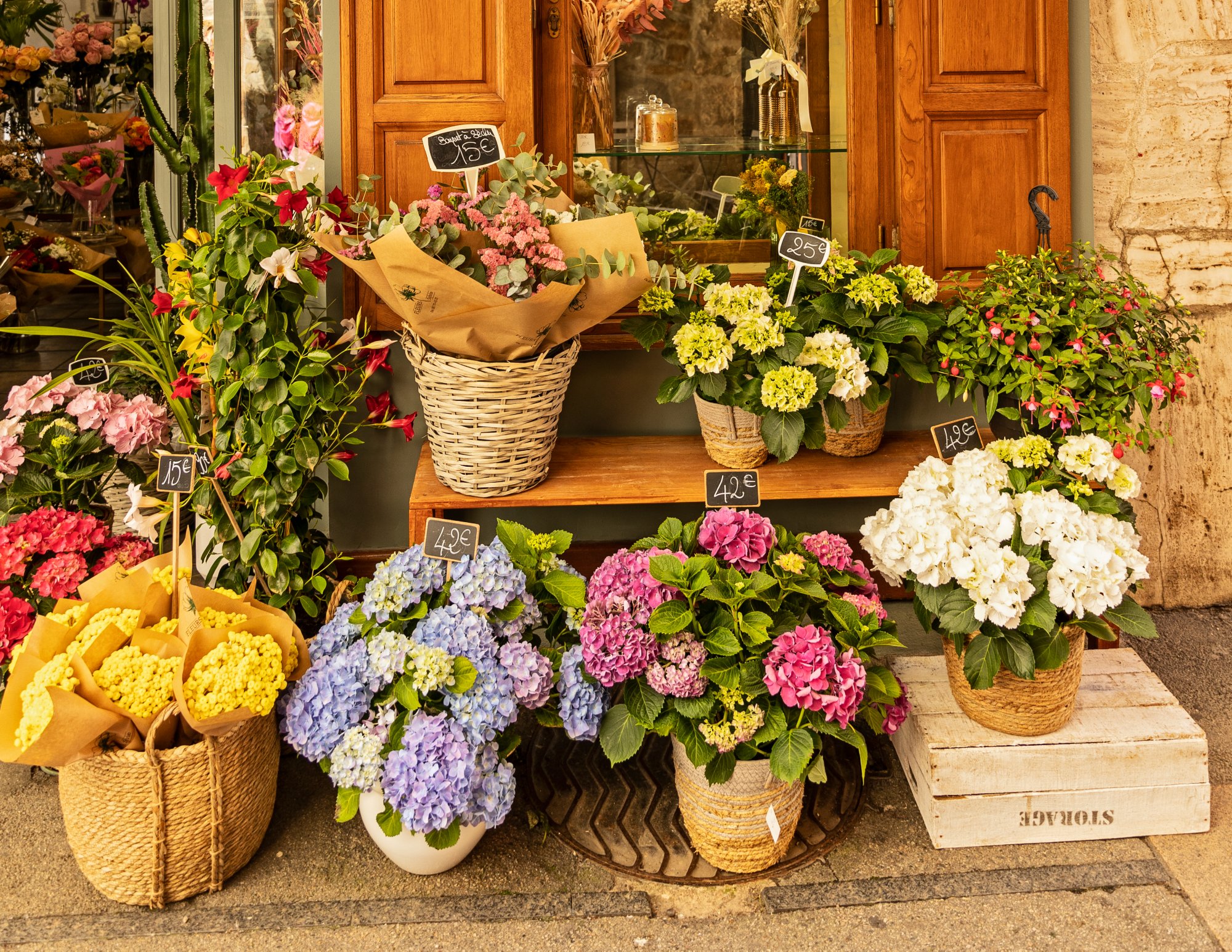 Floristikladen mit Blumen vor dem Schaufenster