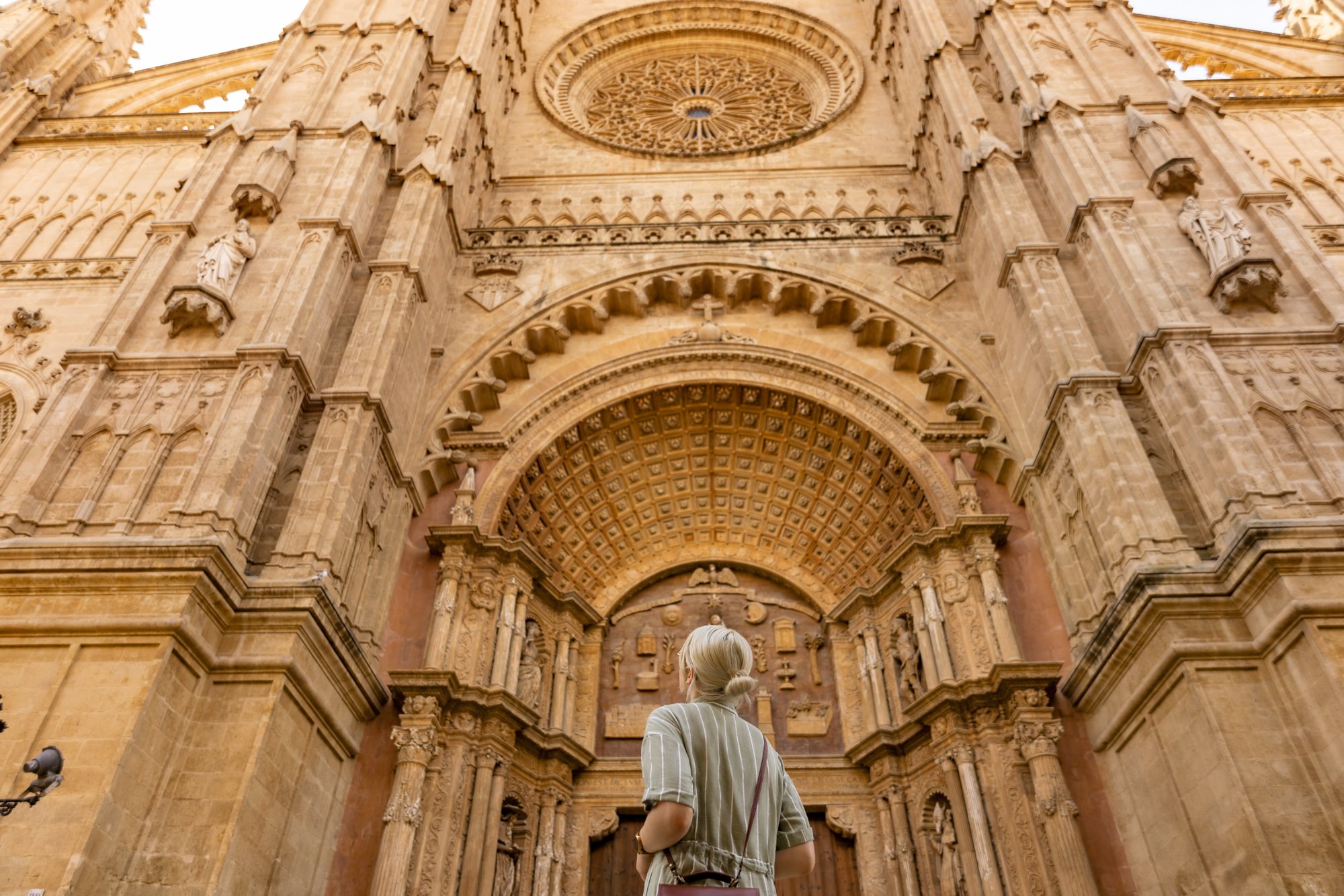 Frau vor Kathedrale in Palma de Mallorca