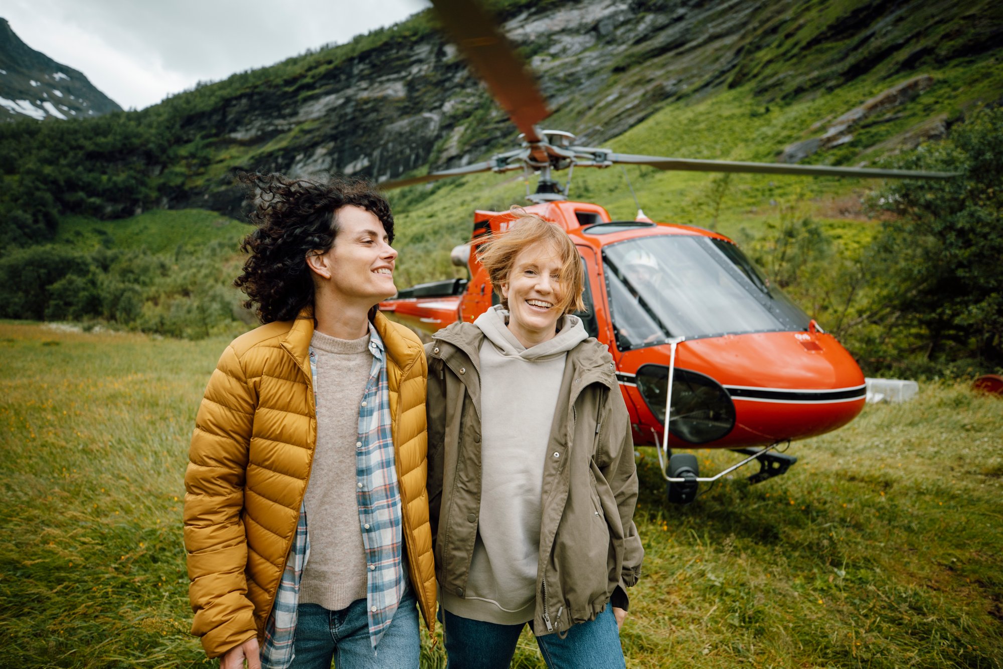 Zwei Frauen vor Helikopter in Norwegen