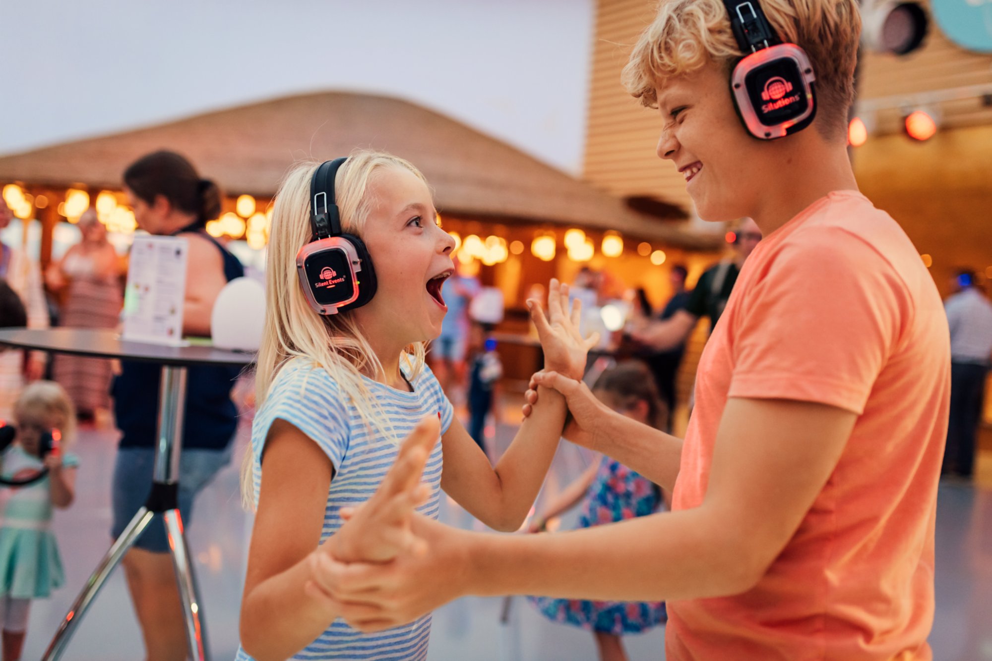 AIDA, AIDAcosma, Reise Mediterrane Schaetze, Ajaccio, Korsika, Frankreich, Familie, Kids Silent Party im Beach ClubFotograf: Thomas Roetting