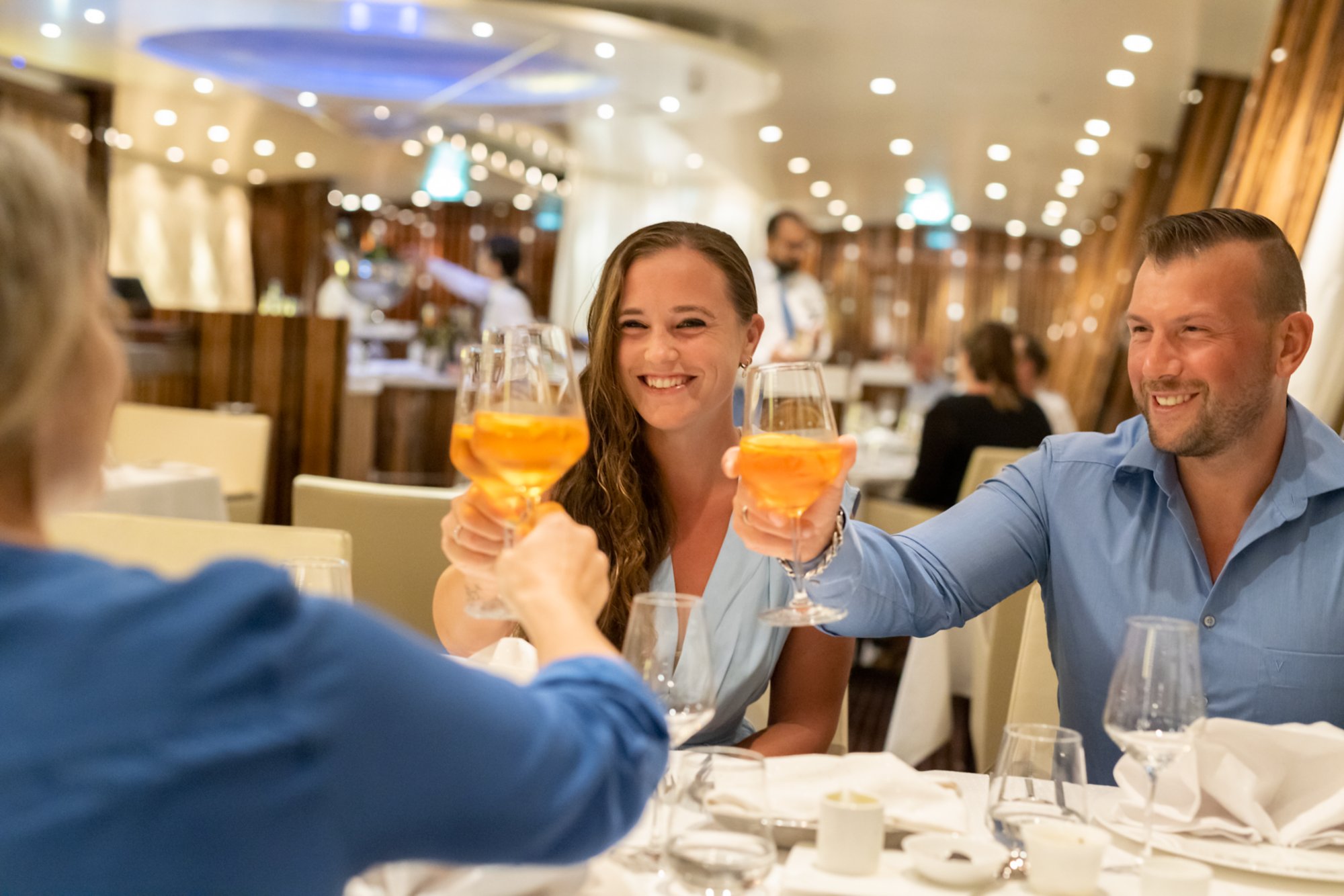 Paar genießt Essen im Restaurant