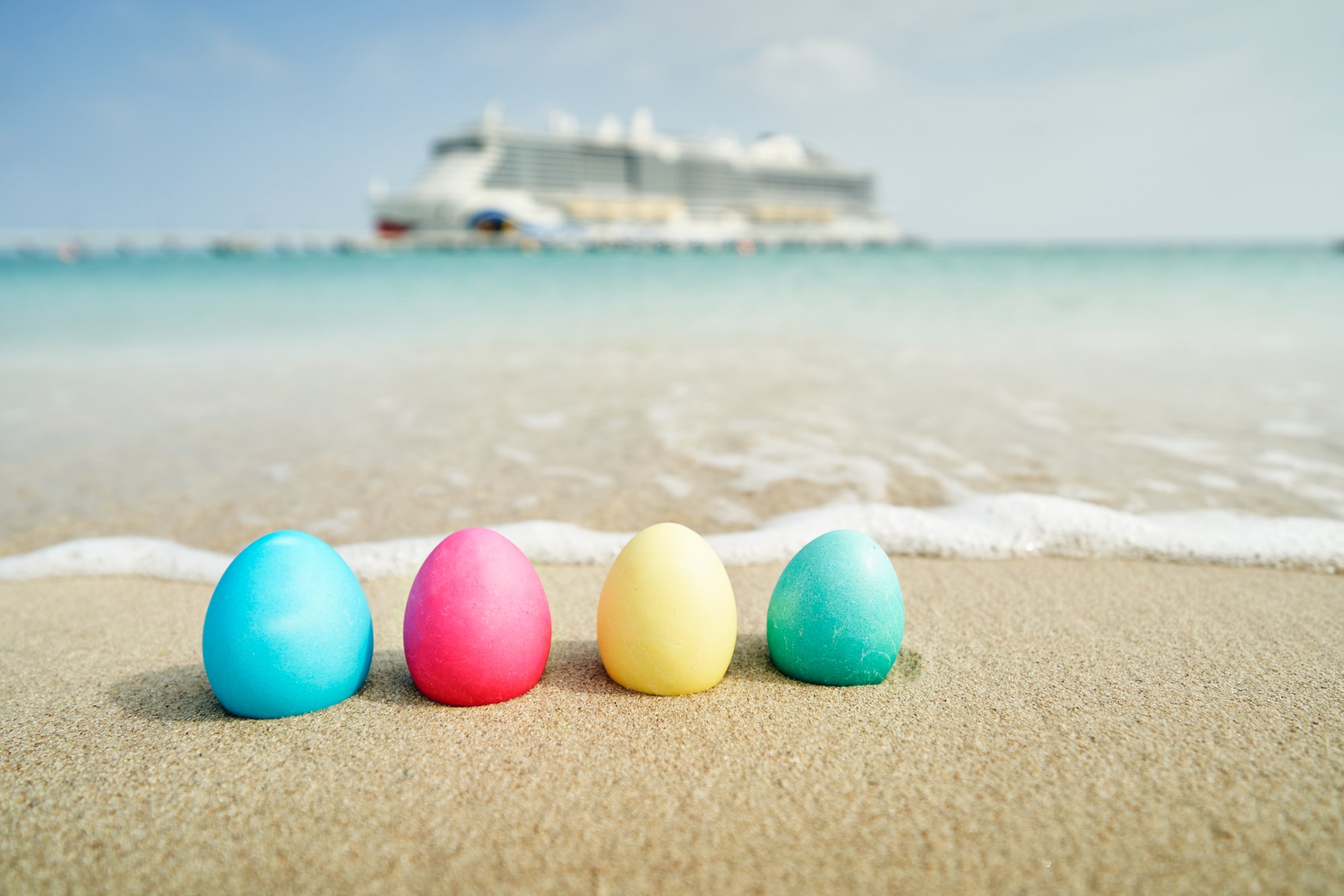 Vier Ostereier in den AIDA Farben am Strand