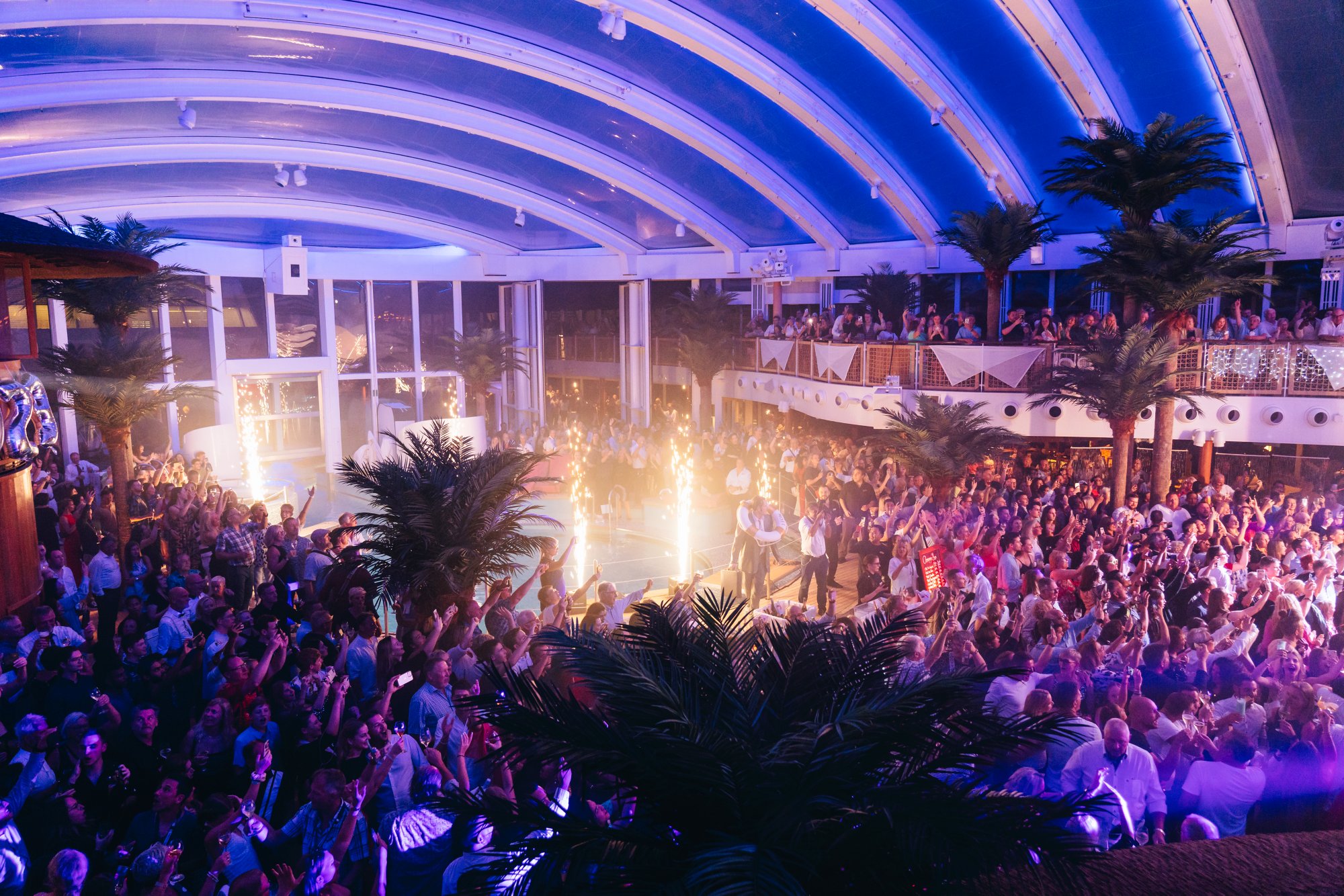 Menschen feiern im Beach Club