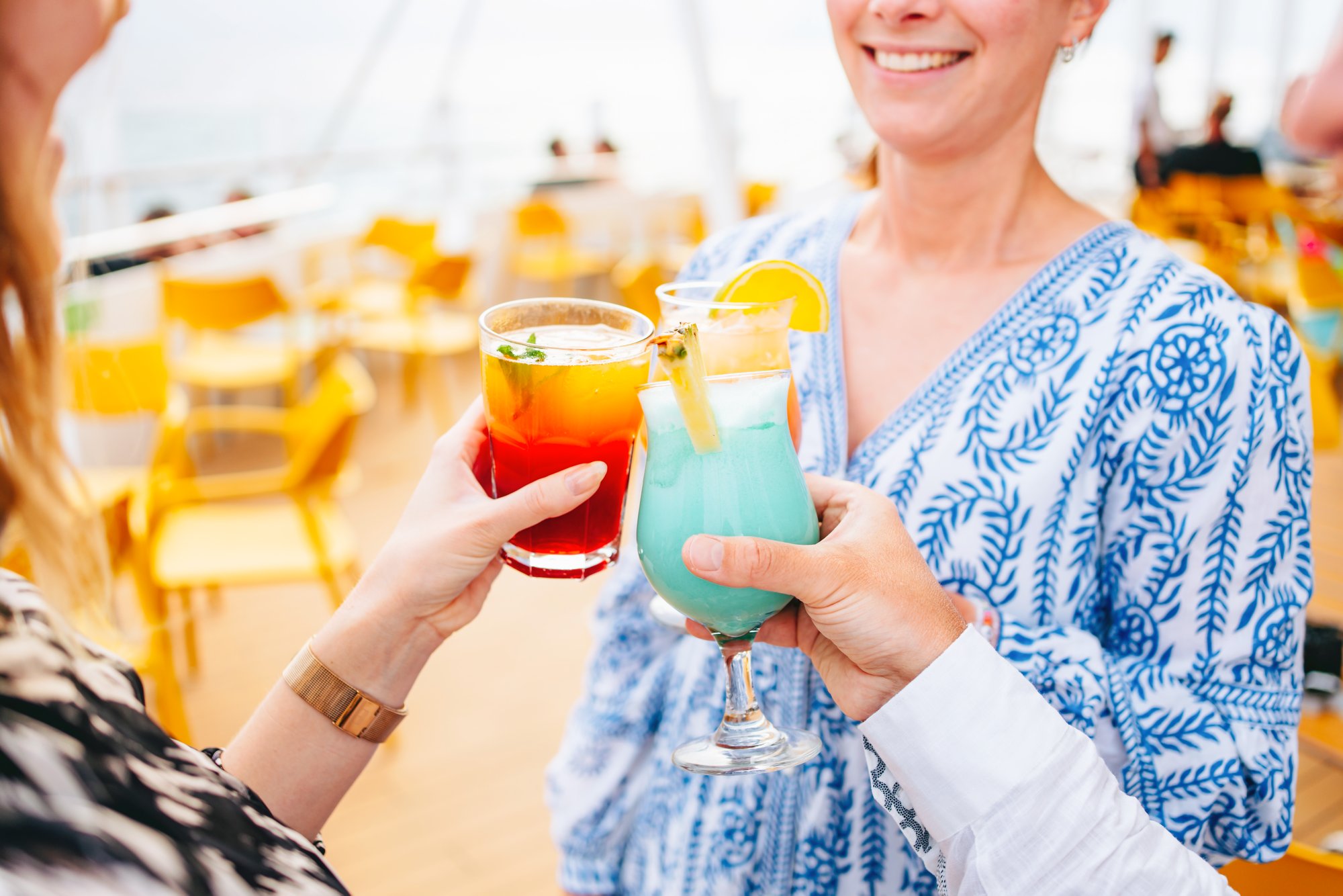 An an Bord von AIDA stoßen Gäste mit Cocktails an