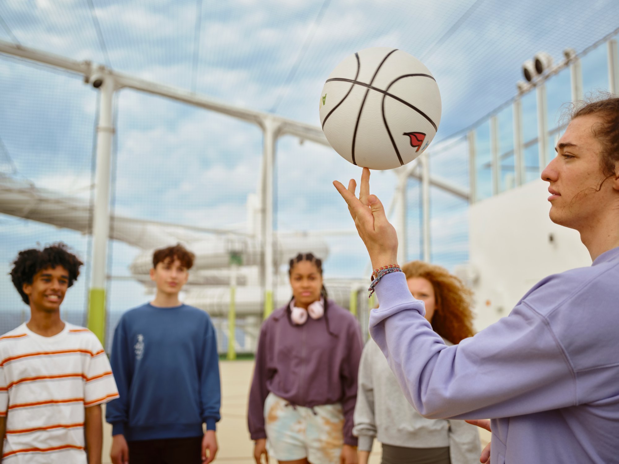 Jugendliche spielen Basketball auf AIDA