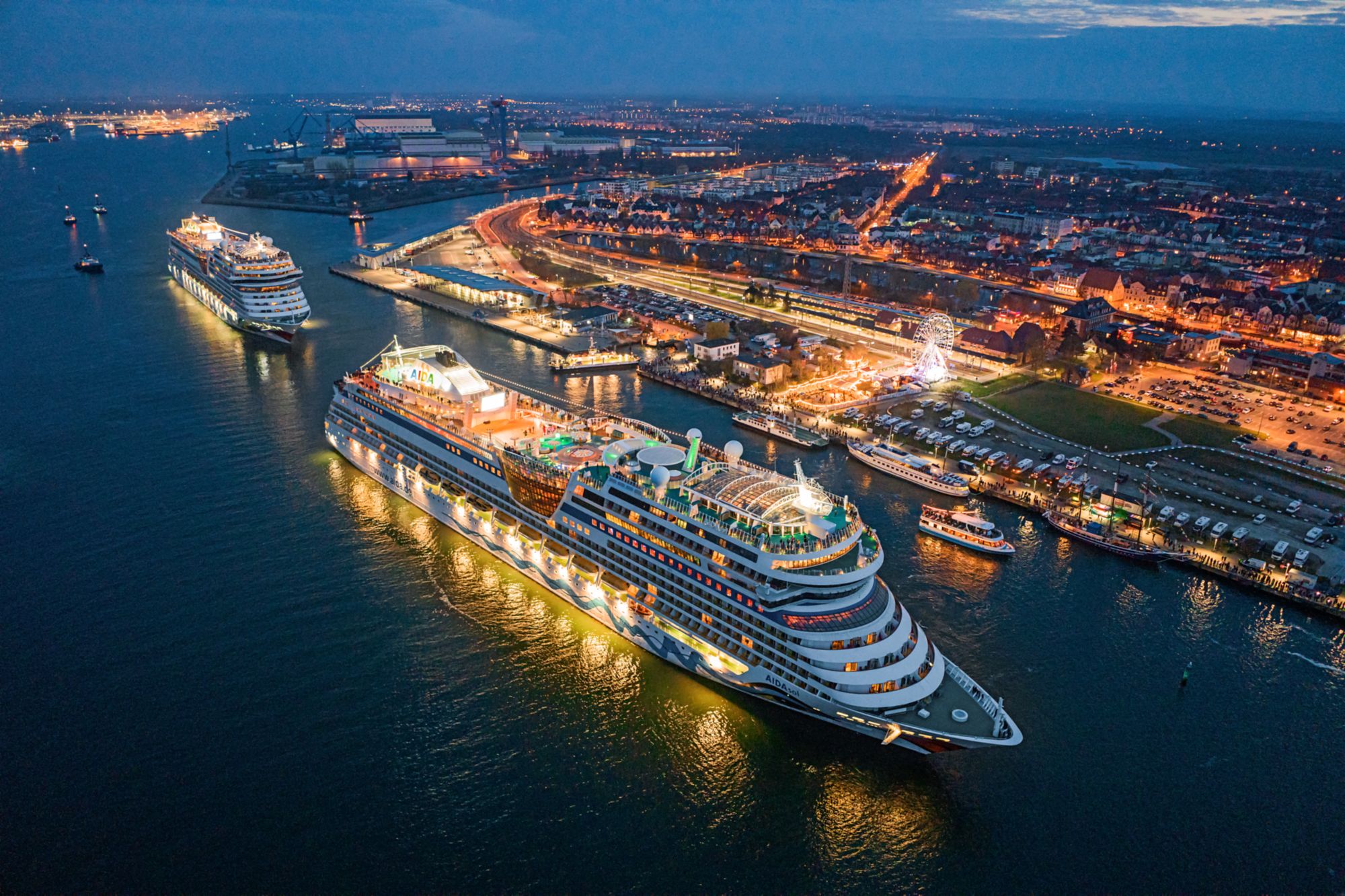 AIDAsol in einem Hafen bei Dämmerung.